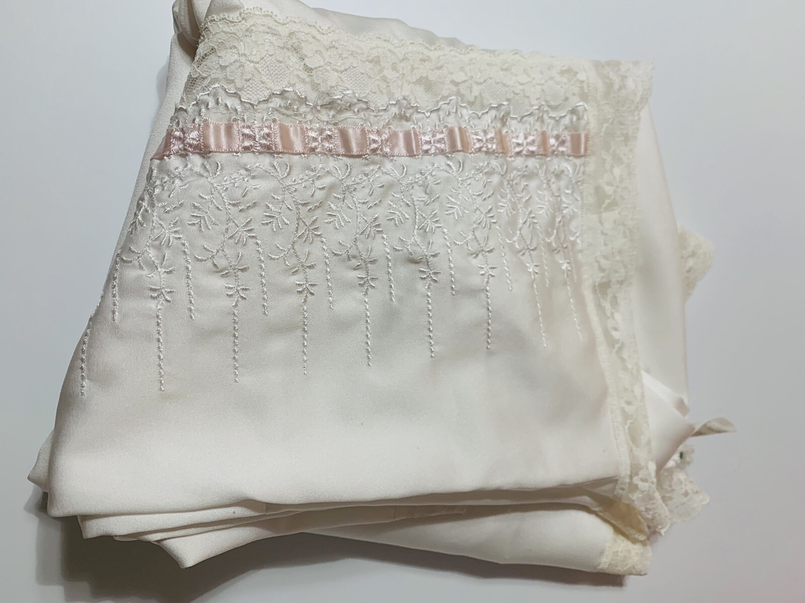Vintage Juli of Slumbertogs White Self Tie Robe with Lace Pink Ribbon