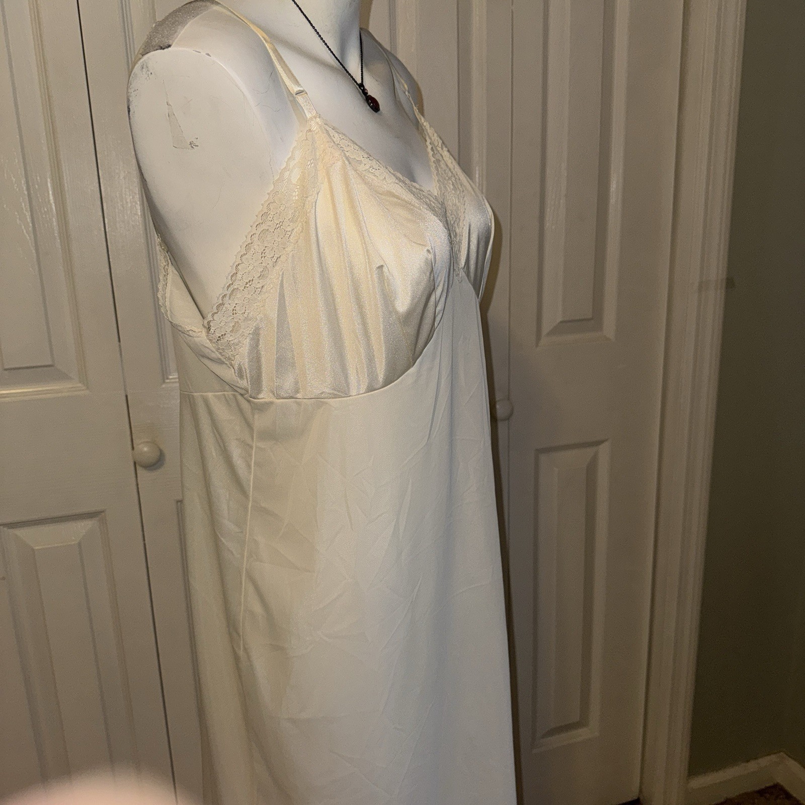 Vanity Fair Beige Vintage Slip Silky Nylon Lacy Women’s Sz 40 Fairy Glamorous
