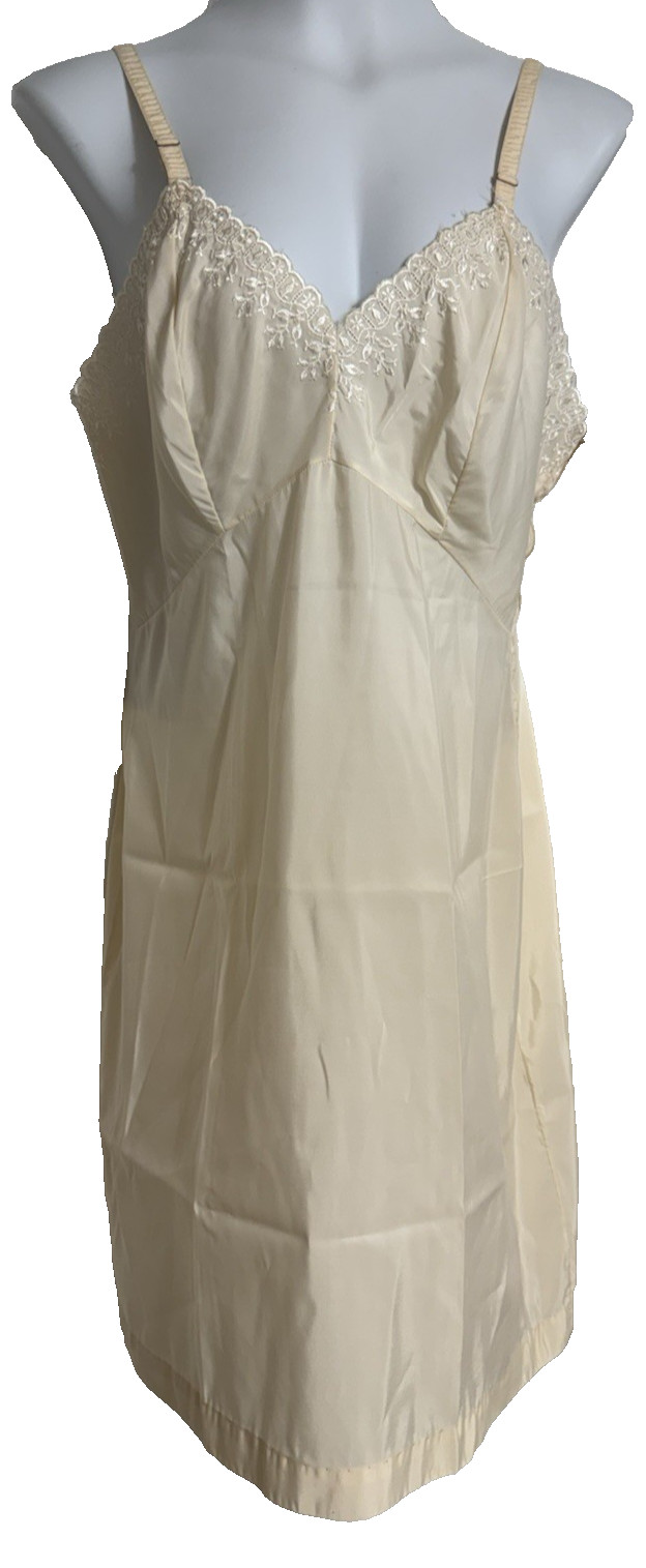 Montgomery Ward Cream Color Full Slip Cotton/Polyester Blend 36/14 #0279