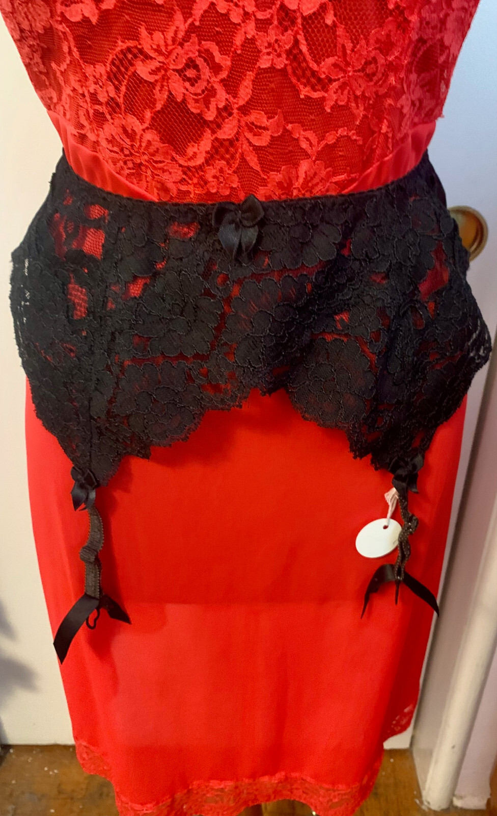 PINUP CORSET RED AND BLACK S-SM to 26″ Tags VINTAGE + FREE NOS 1950s STOCKINGS