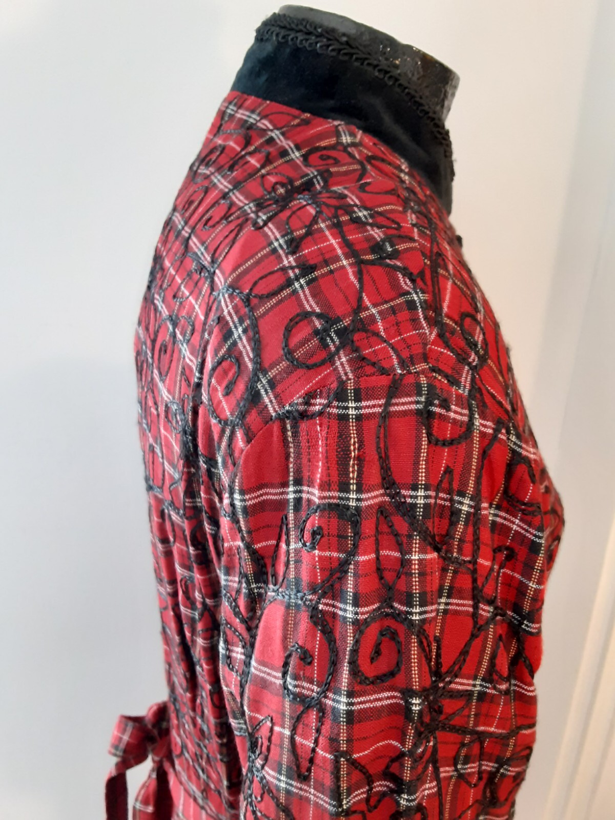 COUNTRY WEAR CLOTHING CO. DRESS SCOTCH PLAID RED BLACK EMBROIDERY SIZE 8P B=36