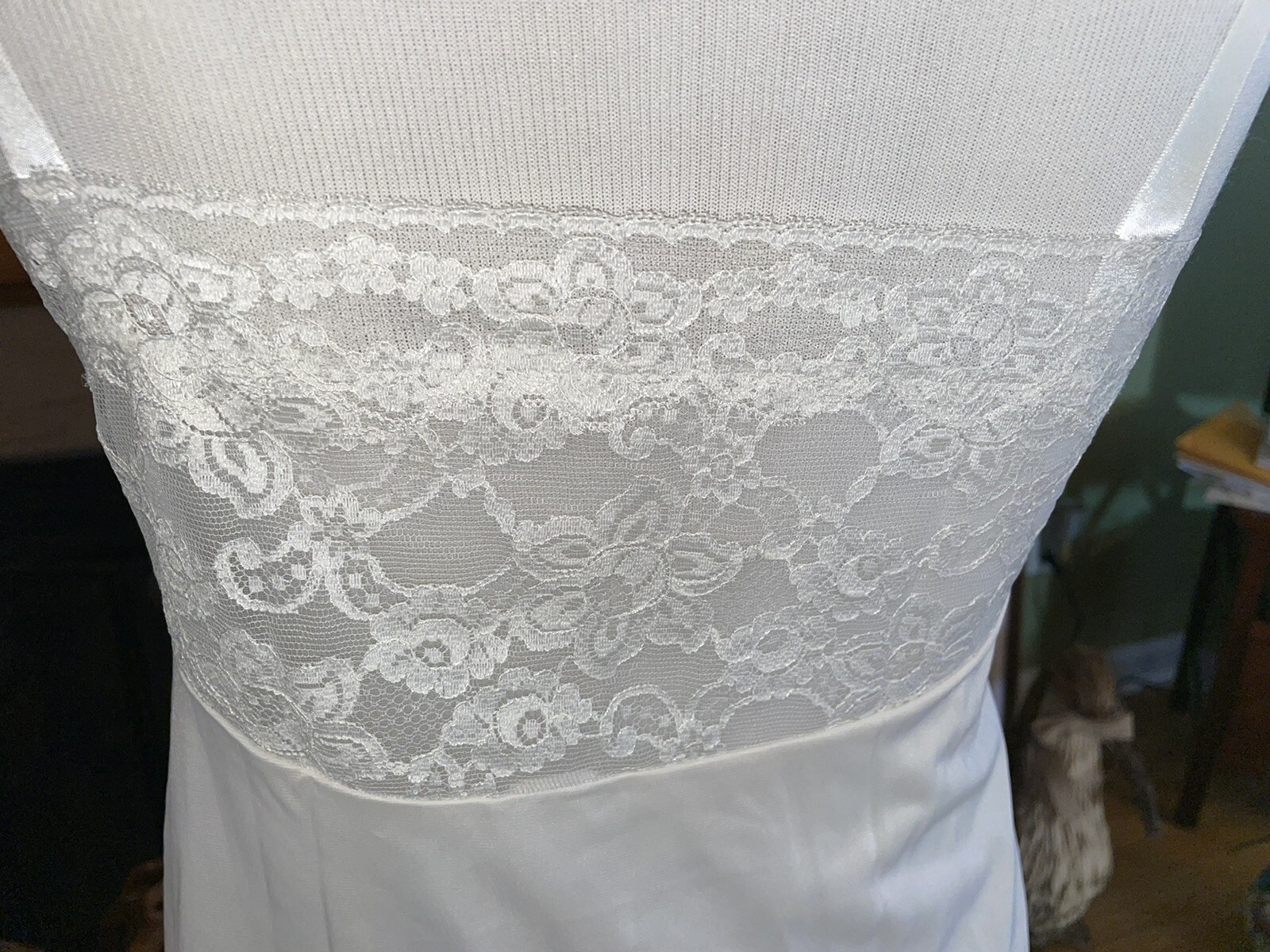 VINTAGE SHADOWLINE IVORY SLIP WITH LACE SIZE 34 PINUP GIRL!