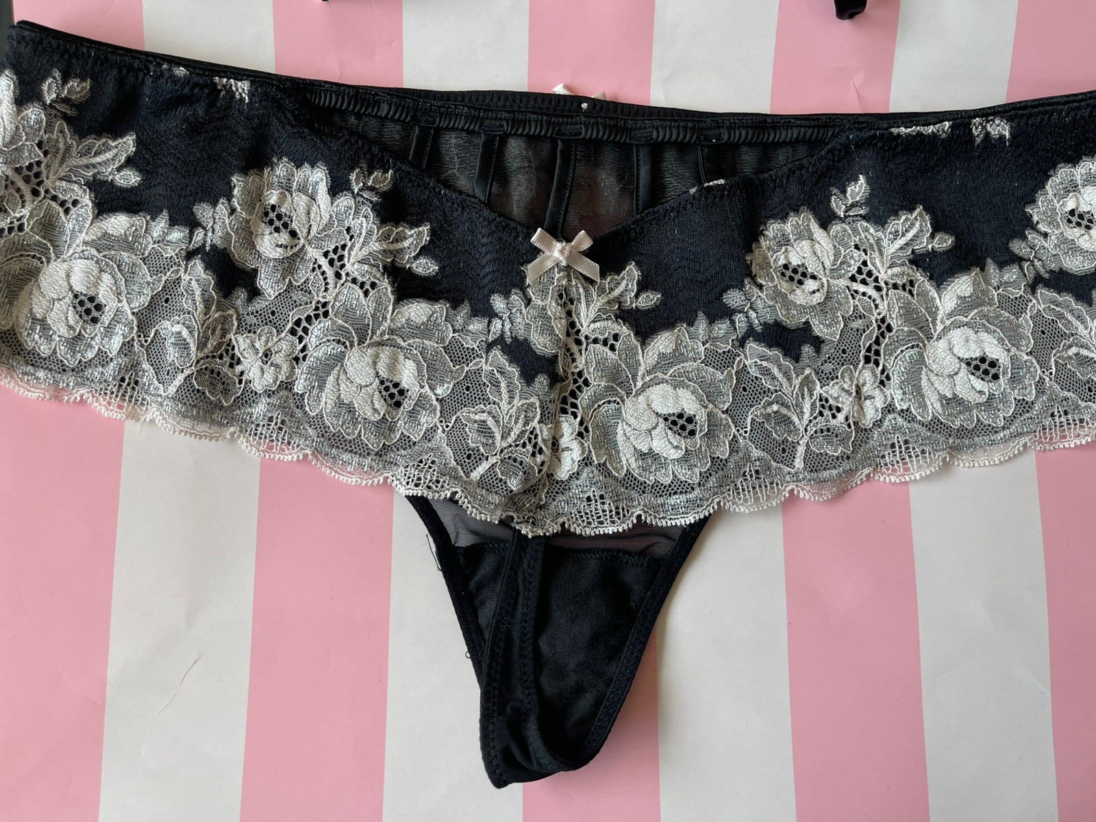 NWT VTG 2014 Victoria’s Secret Cheeky Thong, Floral Lace – Black/Cream Large