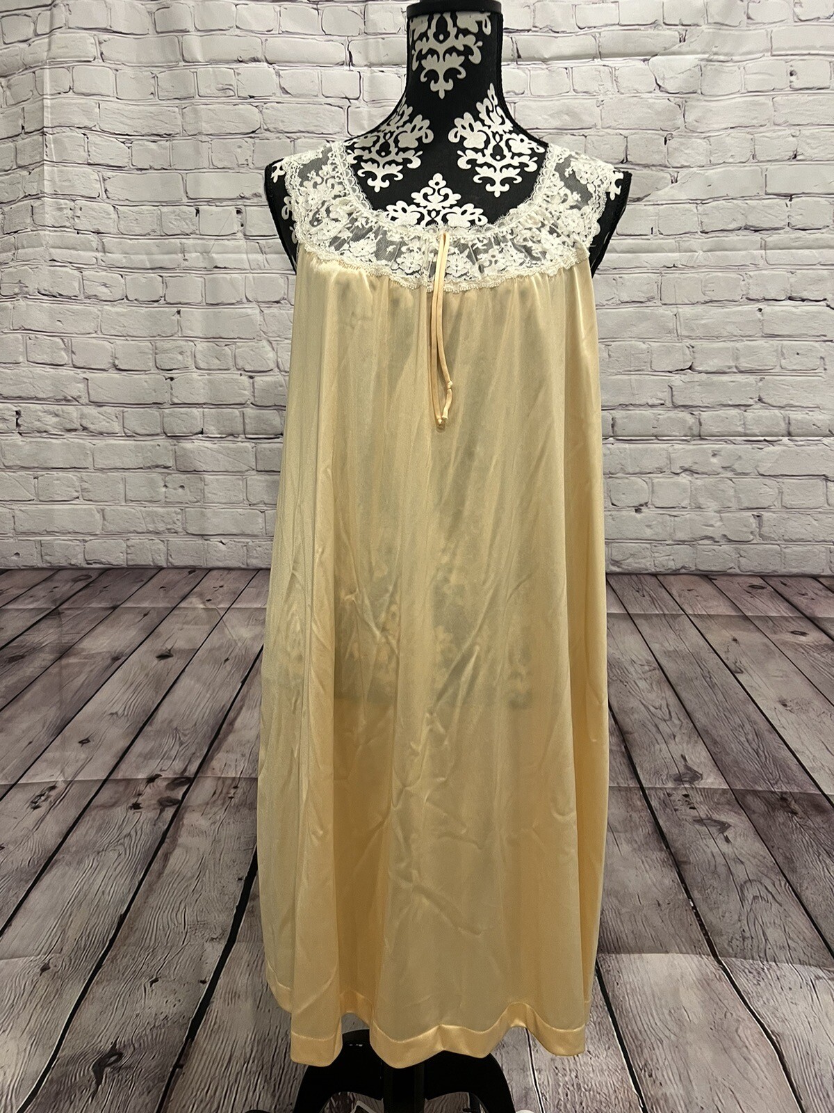 Vtg 80’s MG JC Penney Butter Yellow Nylon White Lace Trim 2 pc Sleepwear Set M
