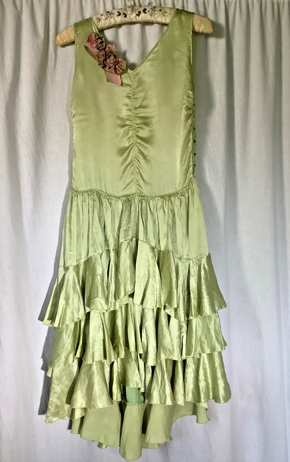 Vintage 1920s Flapper dress Green ruffled Satin silk Sleeveless XS ribbon trim