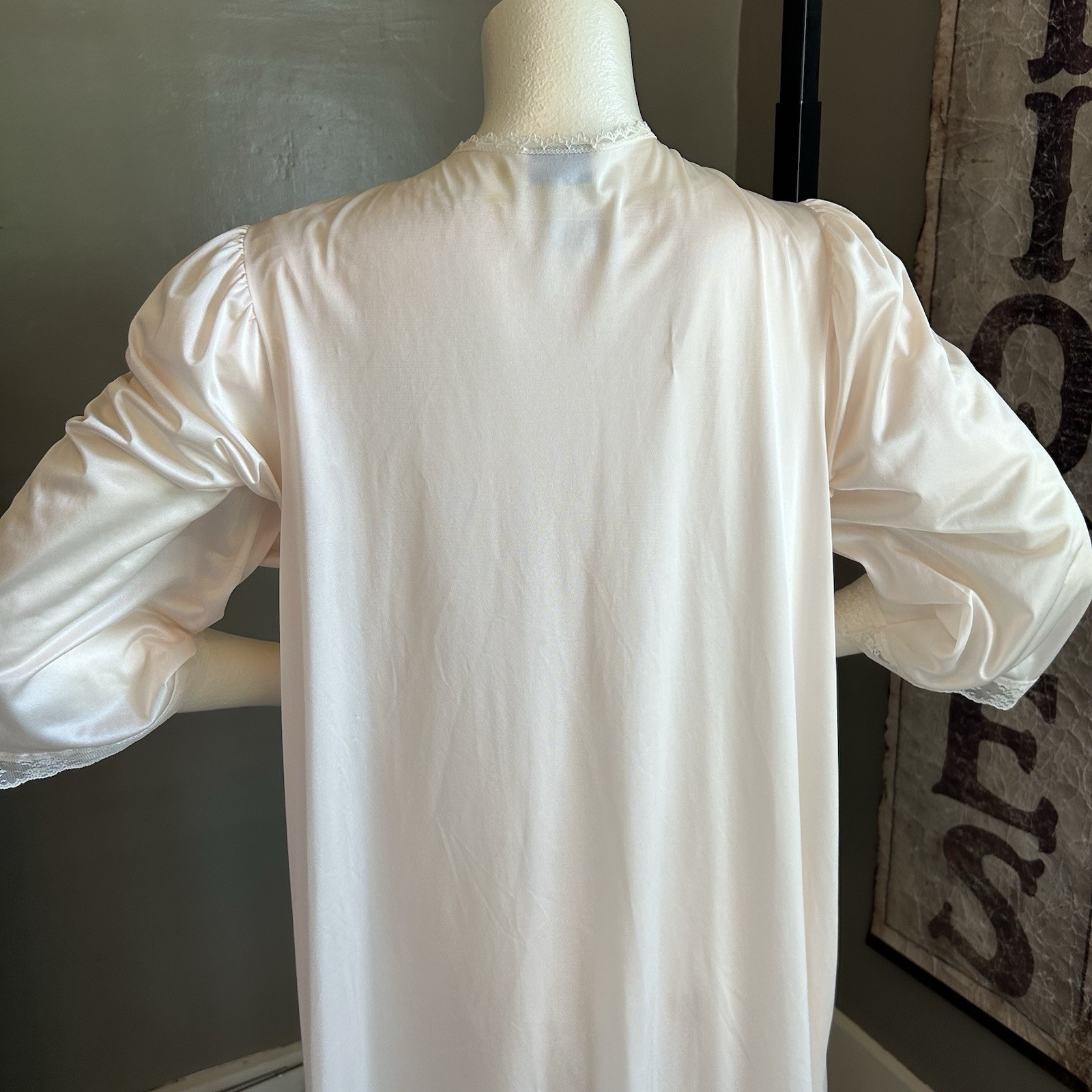 1970s Loraine Pink Nylon Lingerie Chiffon Lace Peignoir Set Robe Nightgown L & M