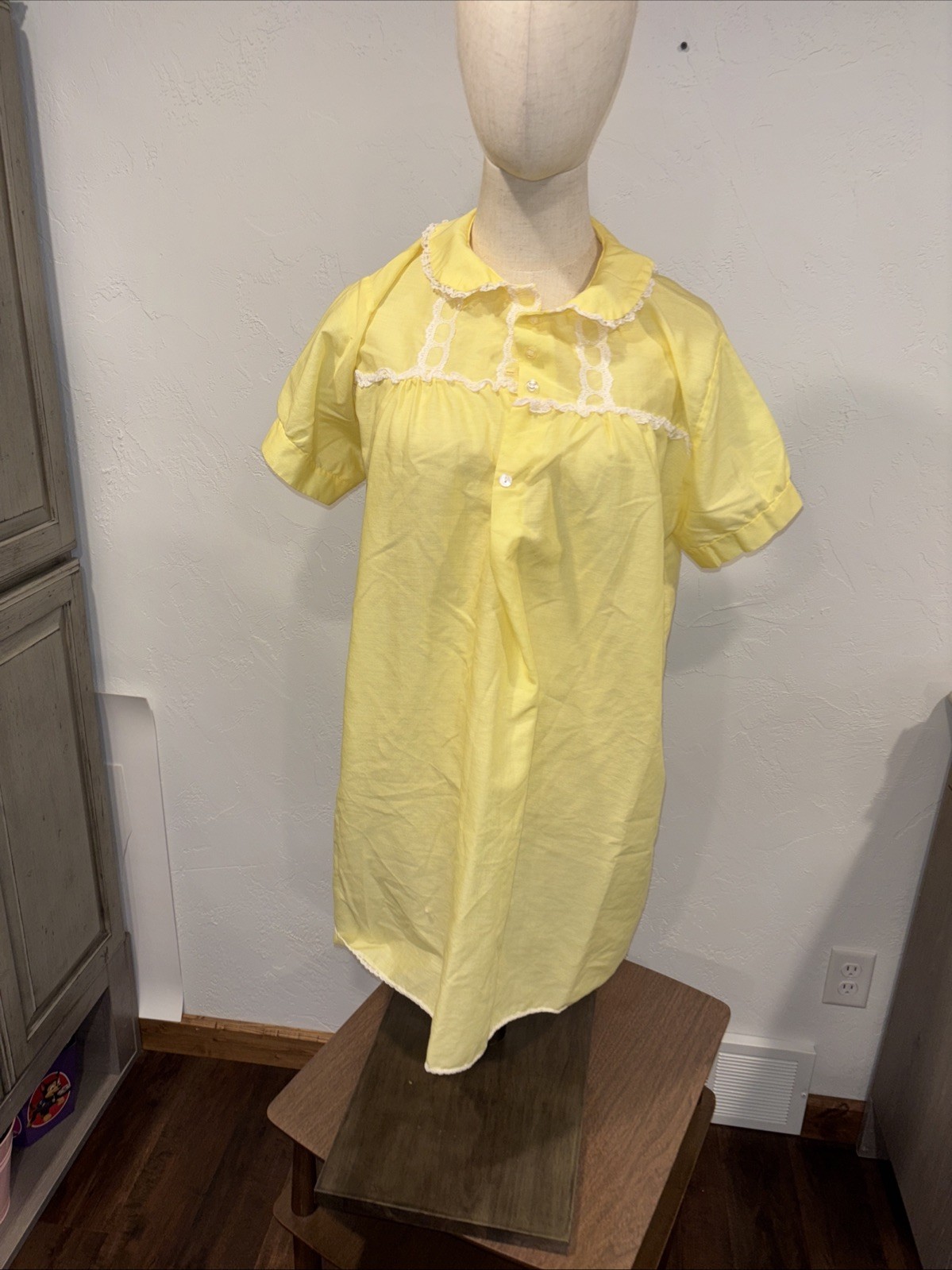 Vintage 1960s women’s night shirt regular size. Medium.