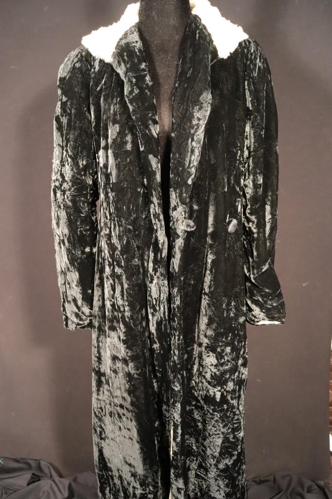 Vintage 1940’s Long Black Velvet Coat Ermine Fur Collar Size Medium VG Condition