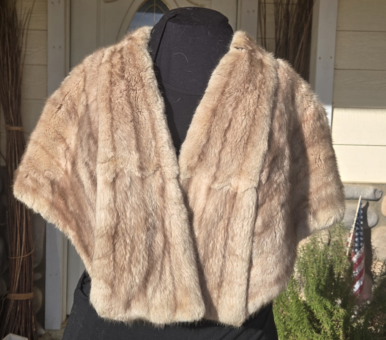 1950s BLONDE MINK FUR CAPELET w/POCKETS & SATIN LINING 21″ Shoulder 15″ Length