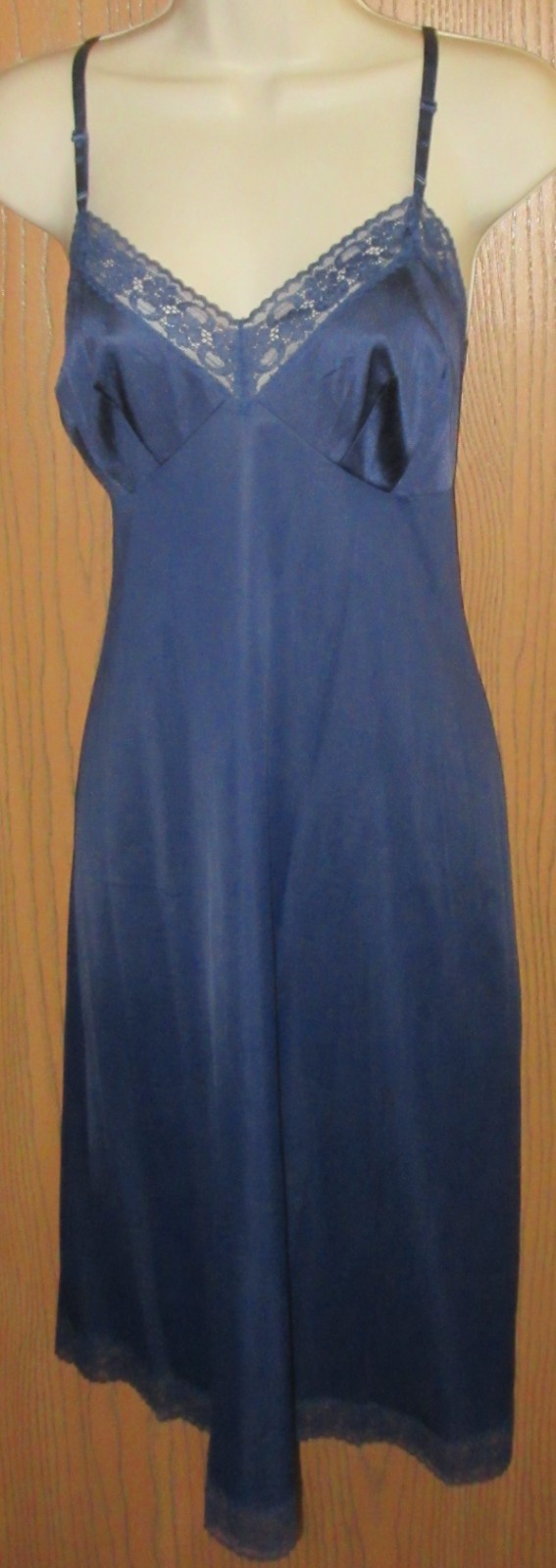 vintage size 36 VANITY FAIR MIDNIGHT BLUE mega LACE NYLON full slip NIGHTGOWN
