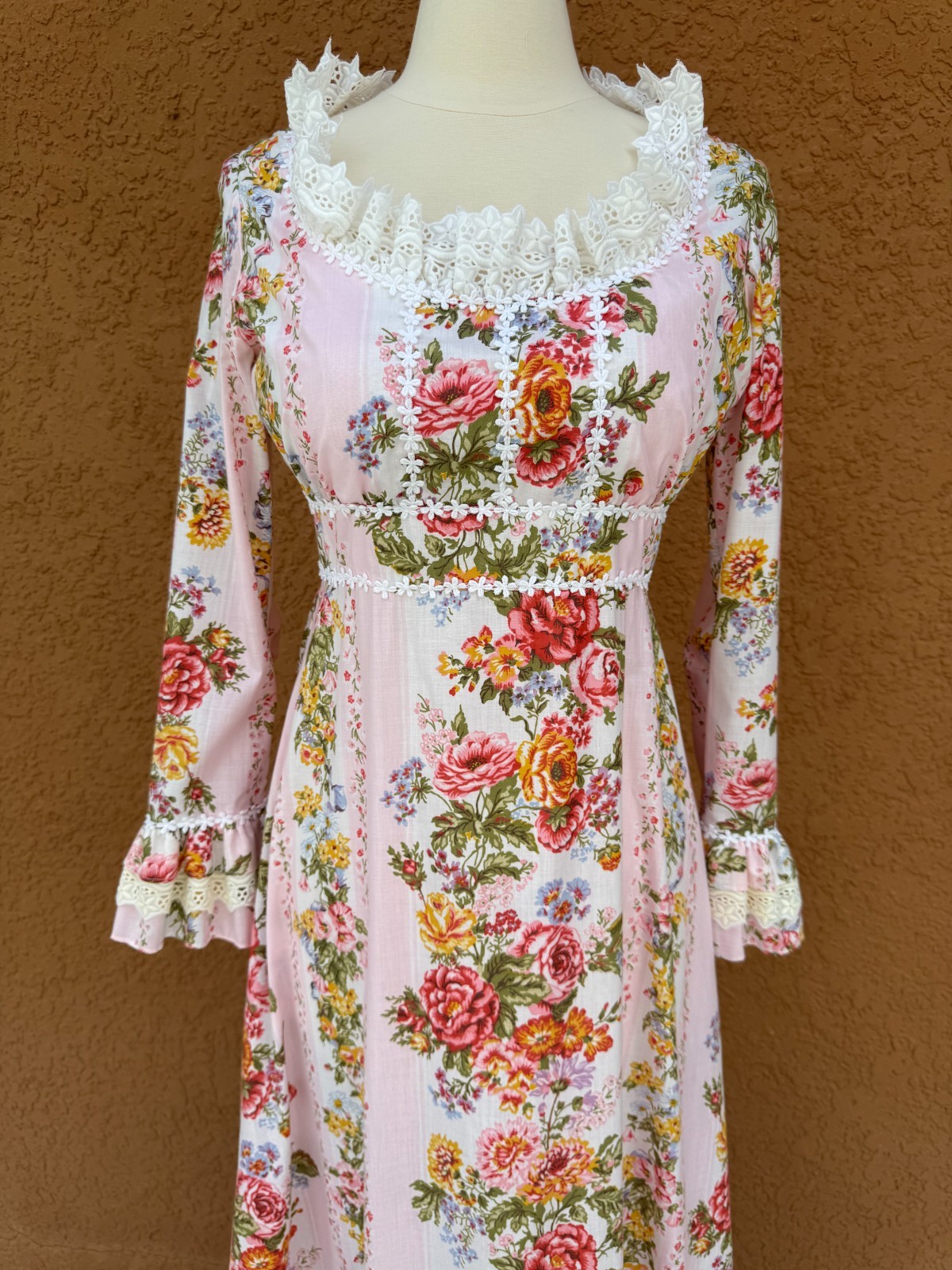 Lovely Vintage Floral Maxi Dress – Lace Trim – Full Skirt – Size Medium