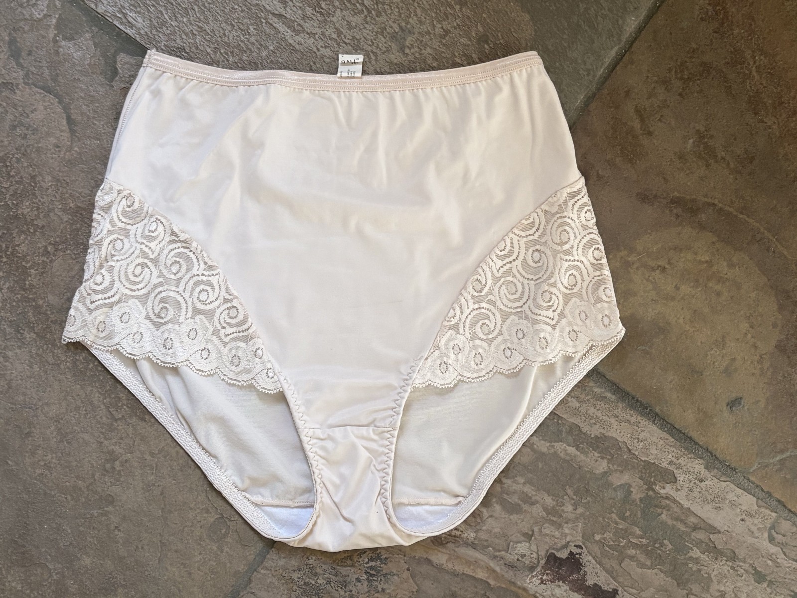 BALI 9/2XL Ivory Lace Hip Control Shaper Brief Panties #8054 VINTAGE