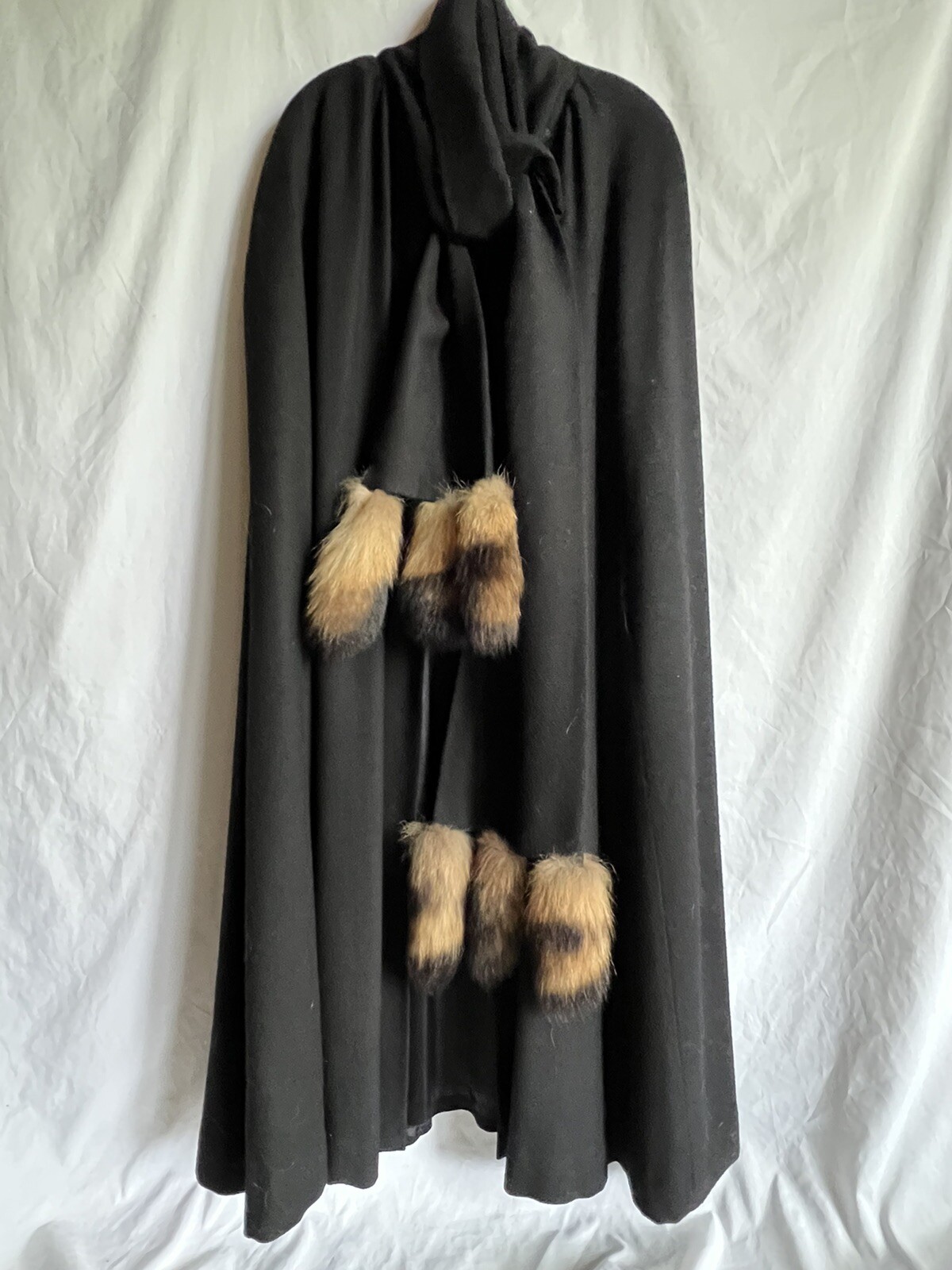 VINTAGE. C’est Simone BLK WOOL Cape W/tie neck Scarf Mink Tassles SIze M