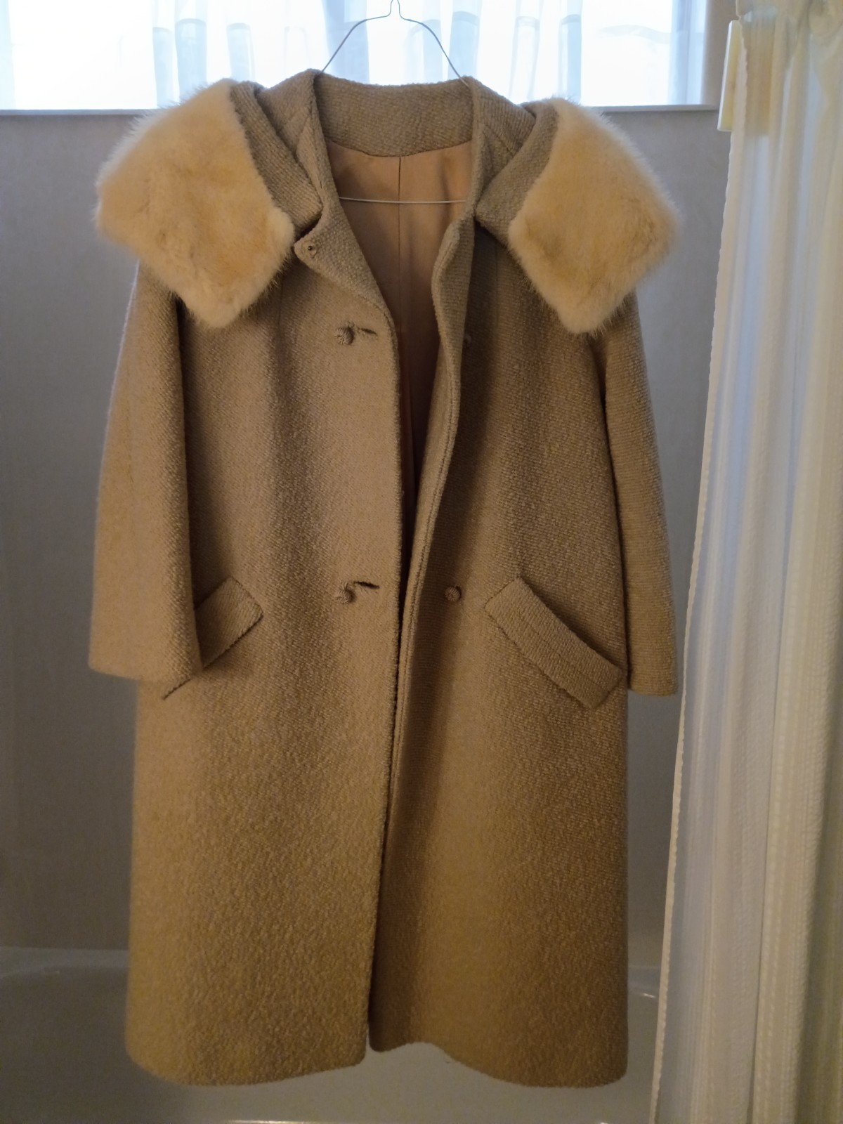 Vintage „A Siari Original Beige Tweed Coat With Authentic Mink Collar