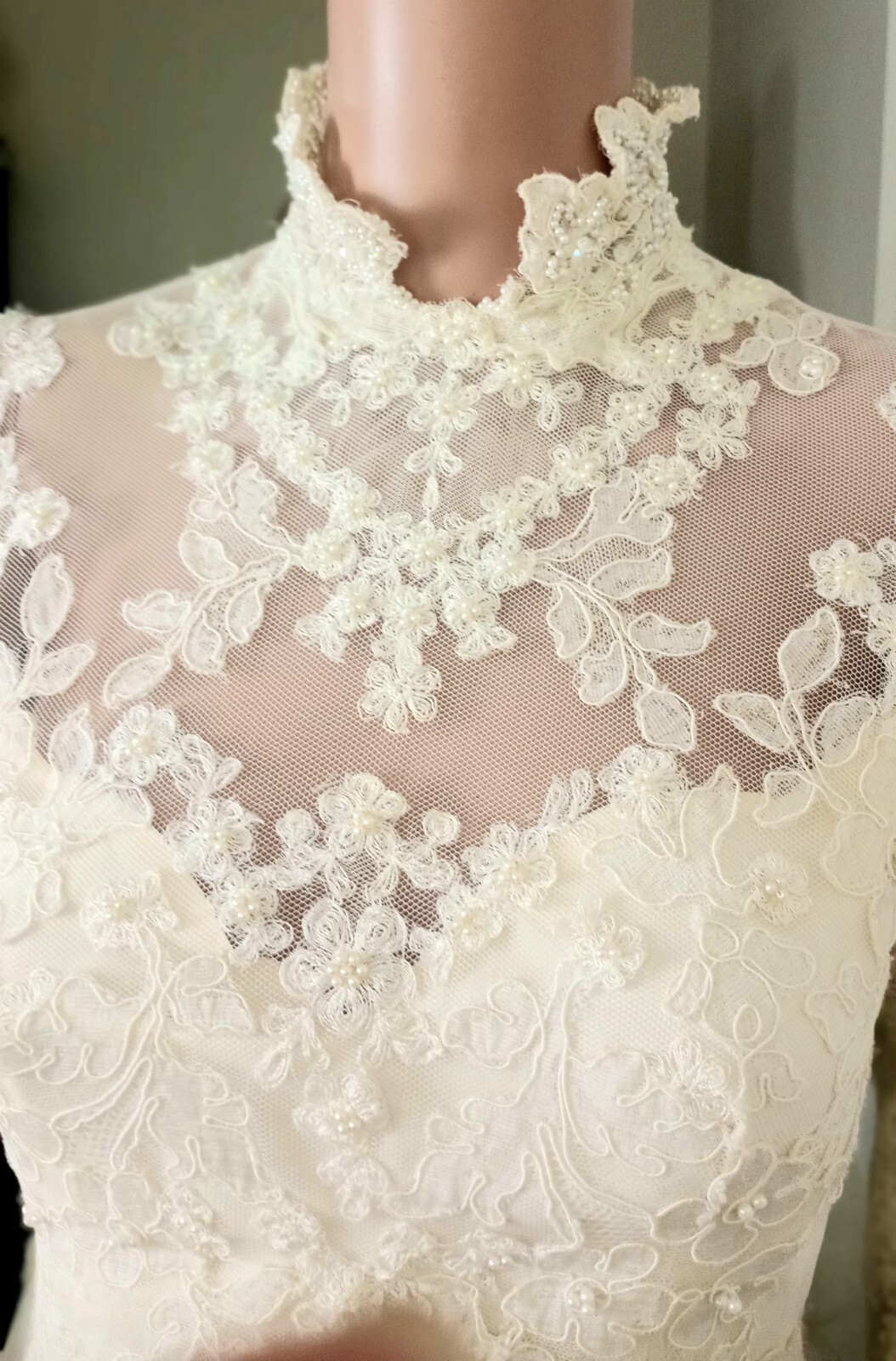 VINTAGE 60’s FRENCH CHANTILLY LACE HANDMADE BEIGE CLASSIC WEDDING DRESS SIZE 4