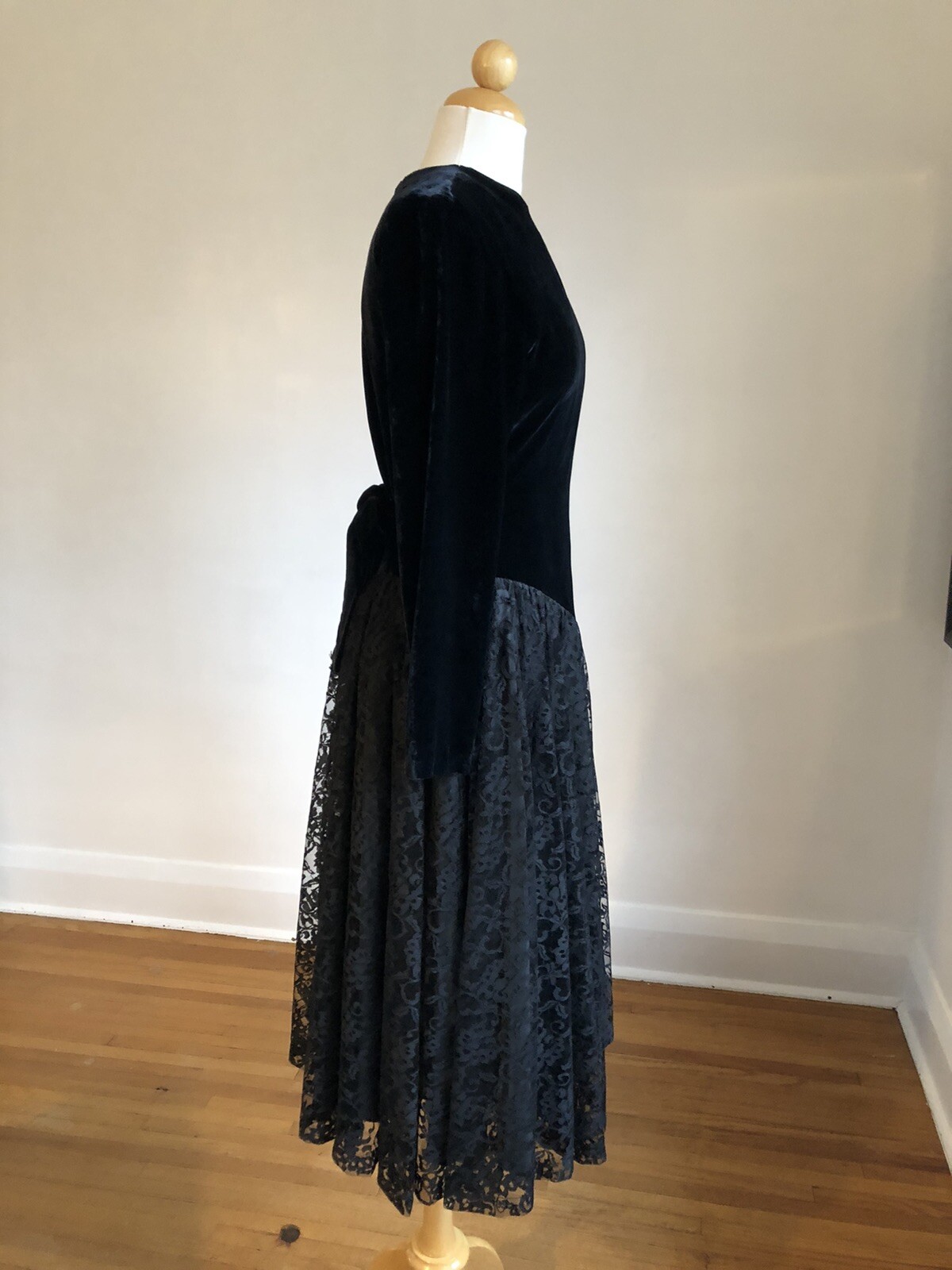 STUNNING VTG JACKIE BERNARD For EKLEKTIC Black Velvet & Lace Dress SZ 4