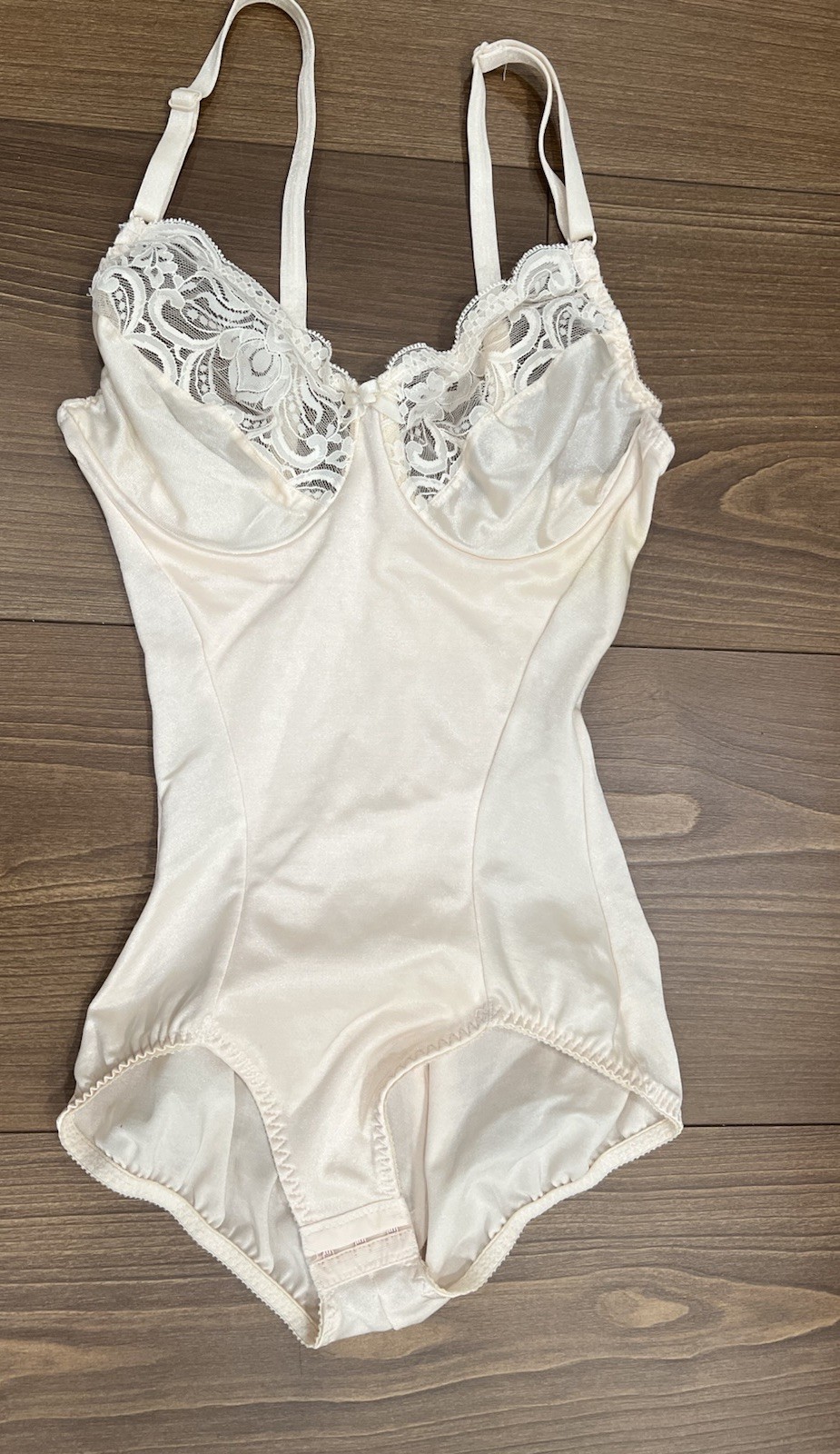 Olga Vintage Bodysuit with Underwire Bra 34c cream