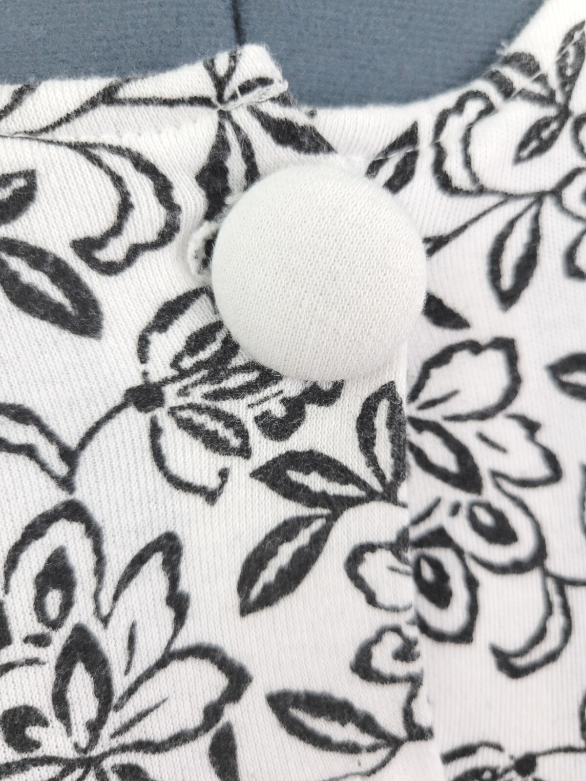Vintage Currants White Cropped Batwing Top w Black Florals Size Large
