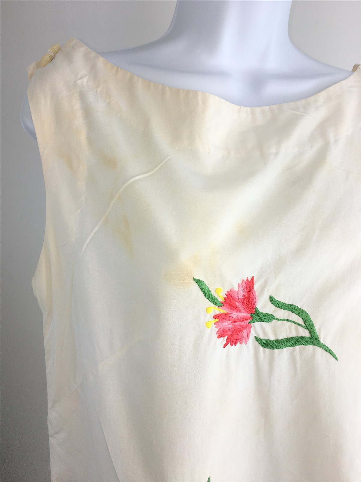 Vintage Dress 1960’s White Cotton Sheath Embroidered Flowers S-M Bust 37″ W 38″
