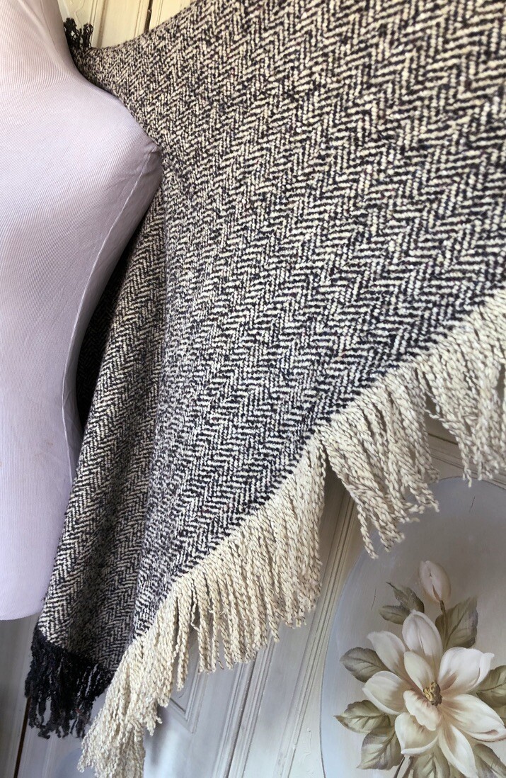 VTG WOOL WOVEN HOUNDSTOOTH IVORY CHARCOAL GRAY-BLACK PONCHO CAPE FRINGED EUC