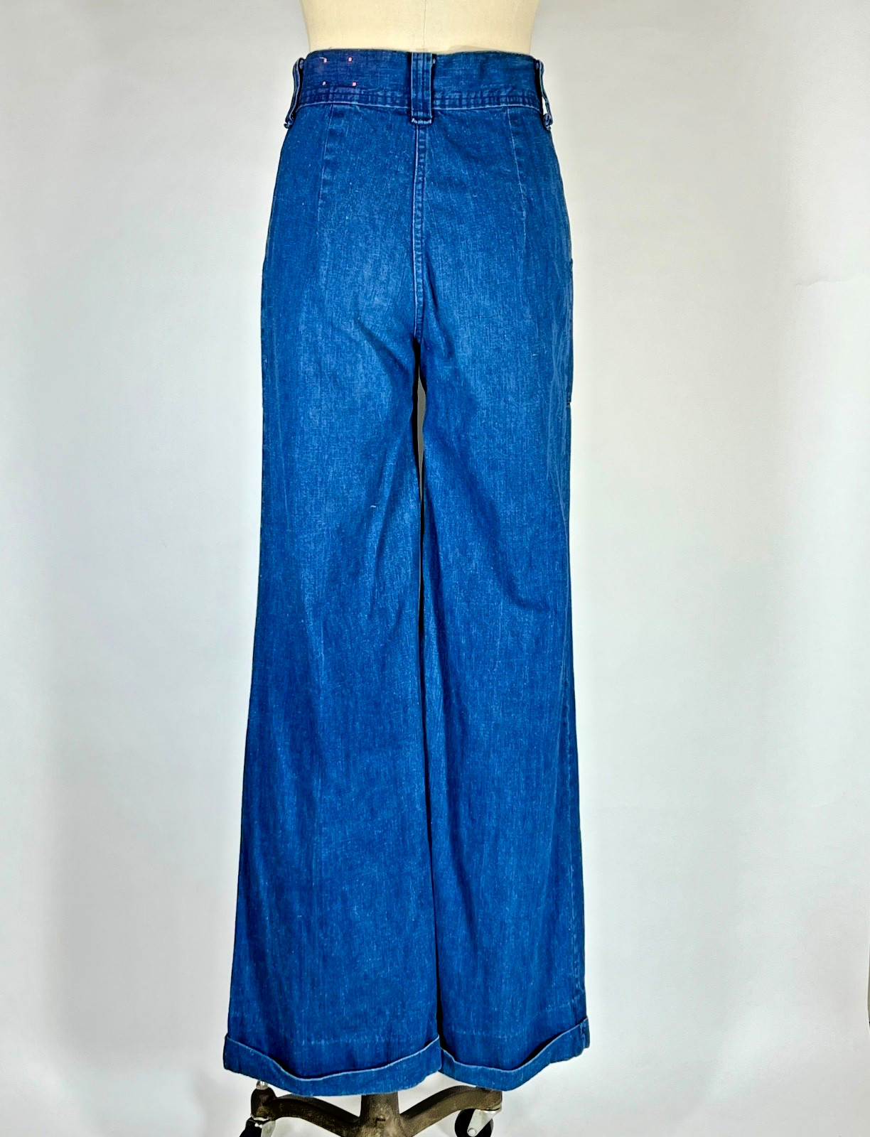 Vintage 1970’s medium wash blue 100% cotton denim high waist bell bottoms 28w