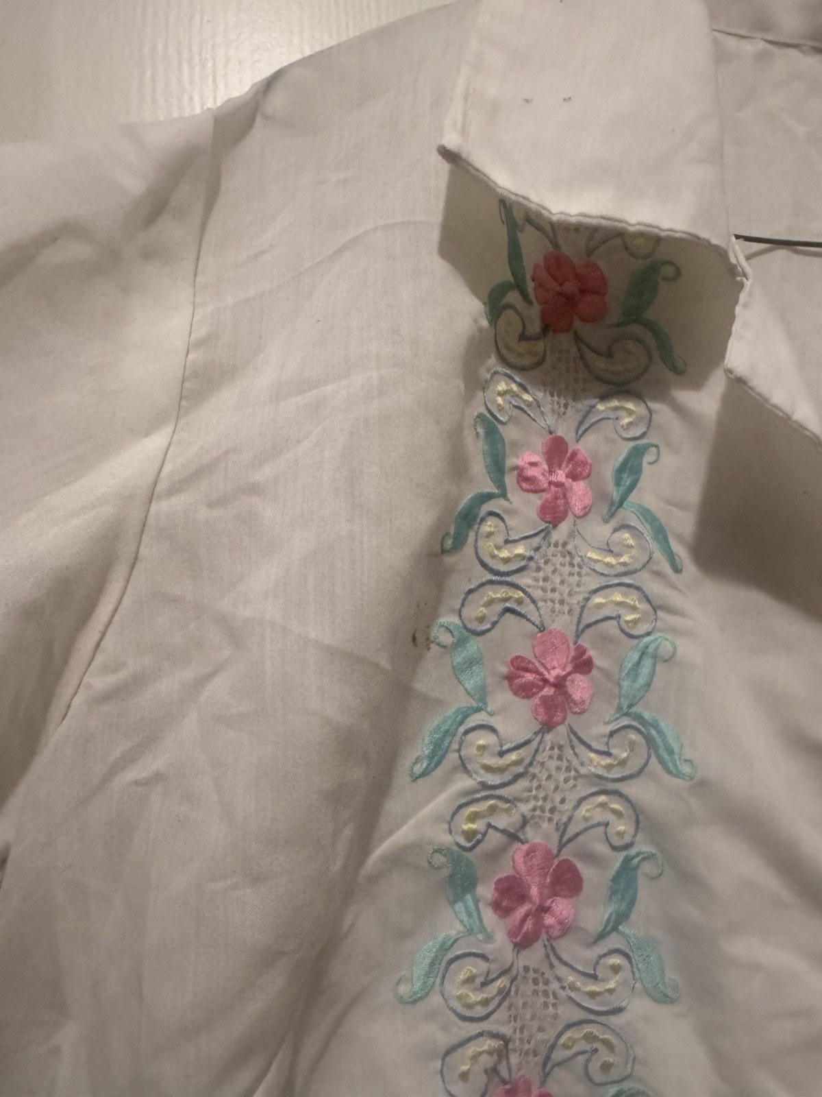 Vintage Embroidered Floral Blouse. Womens XlLarge Pastel Boho White Short Sleeve