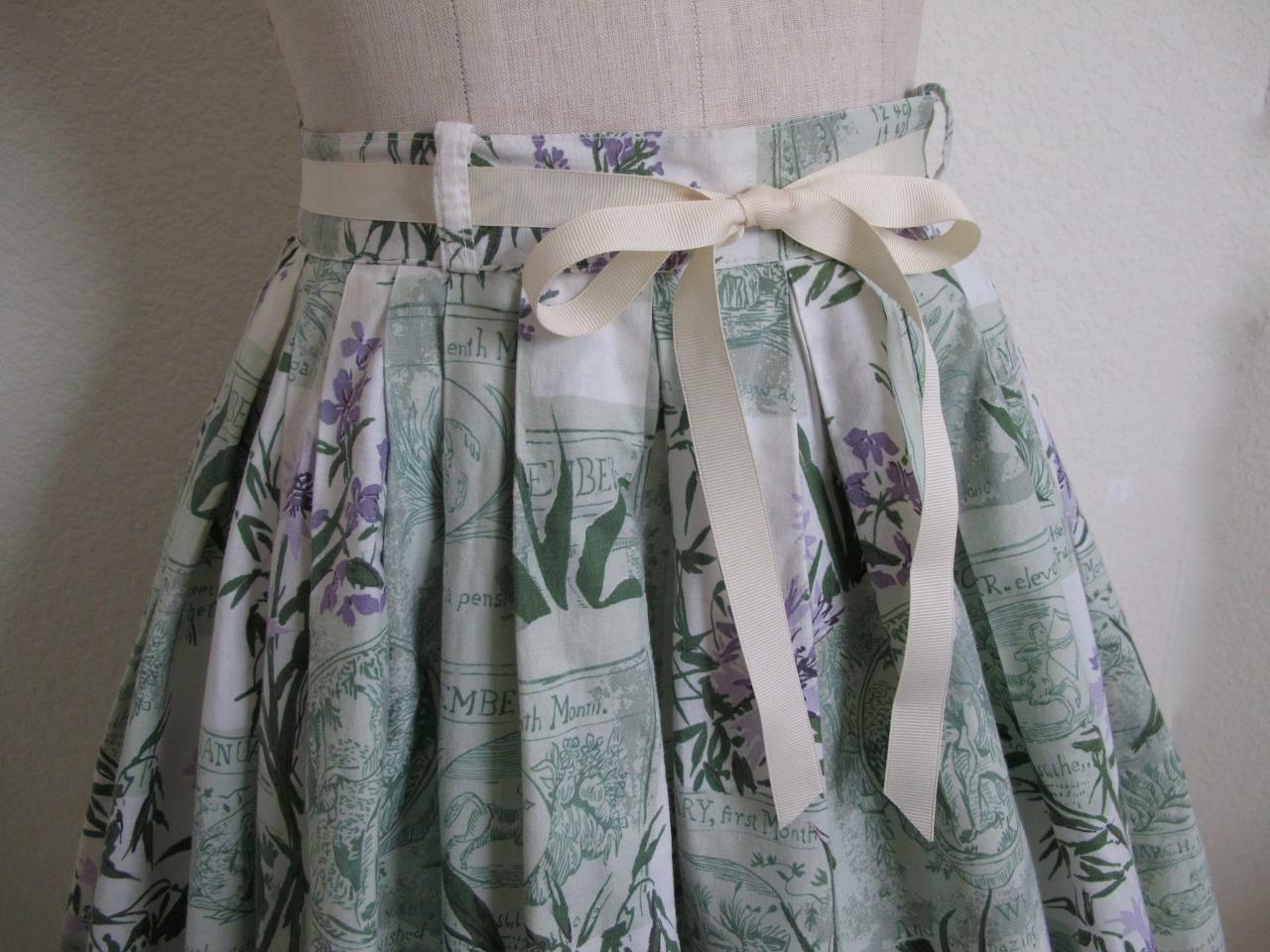 Vintage 1950s Full Pleated Cotton Skirt XXS Months of the Year Novelty Print