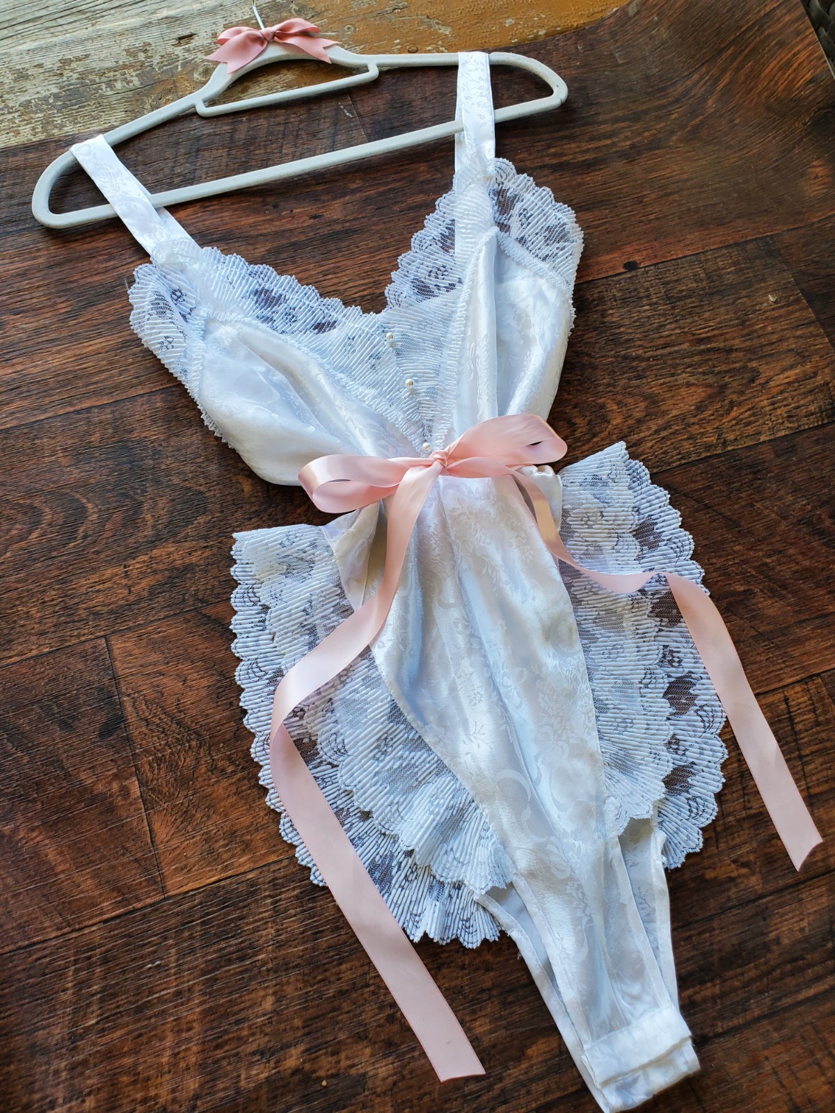 STUNNiNG VTG LAUREN ALEXANDRA WHiTE SATiN BOW PRiNT LiNGERiE TEDDY BODYSUiT