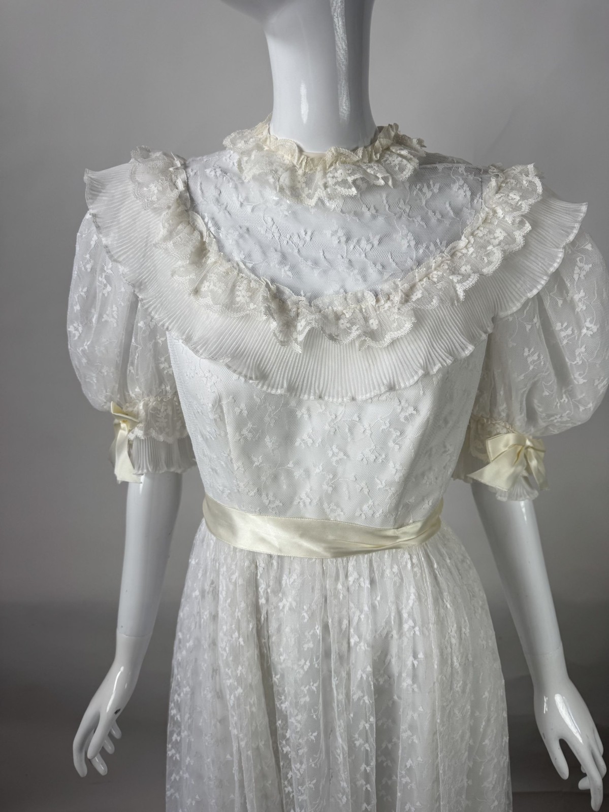 Vintage 70s White Lace Wedding Dress Size 8 With Satin Ribbons & Ruffled Necklin