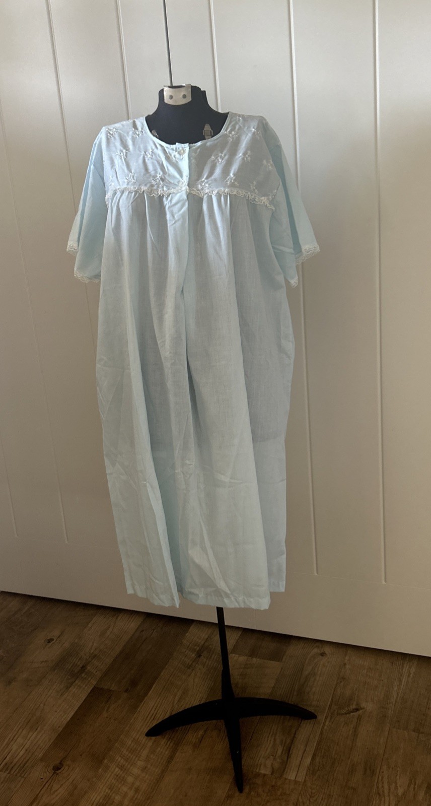 Vintage 1960’s Katz Shift Blue Nightgown With Lace And Embroidered Flowers Lg.