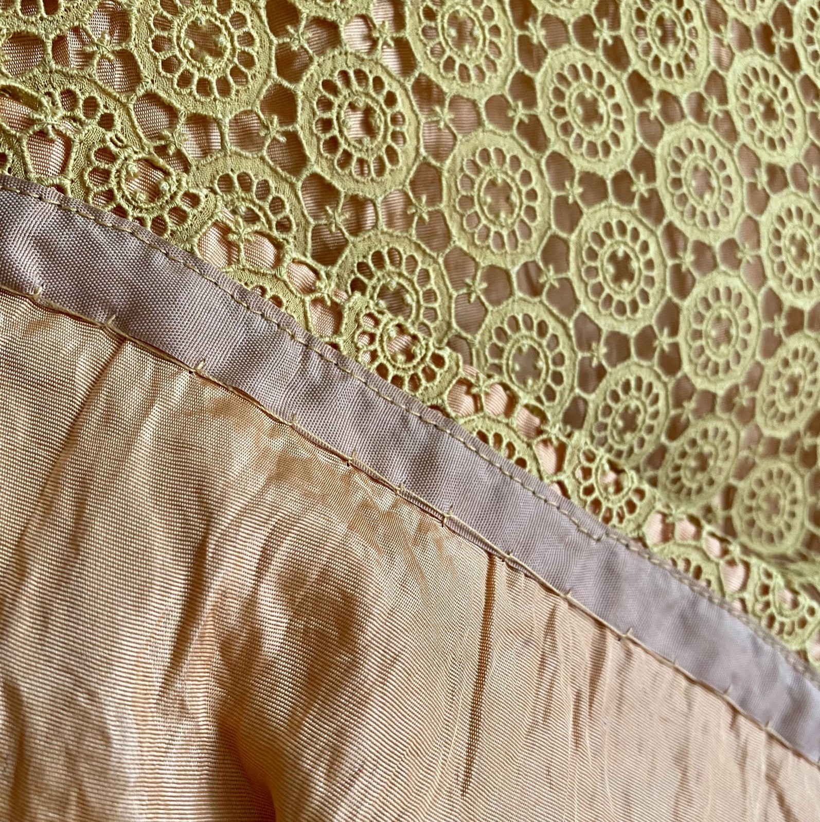 Vintage 50s 60s Gold Lace Manila Cheongsam Dress Carved Bodhi Rose Buttons XS/ S