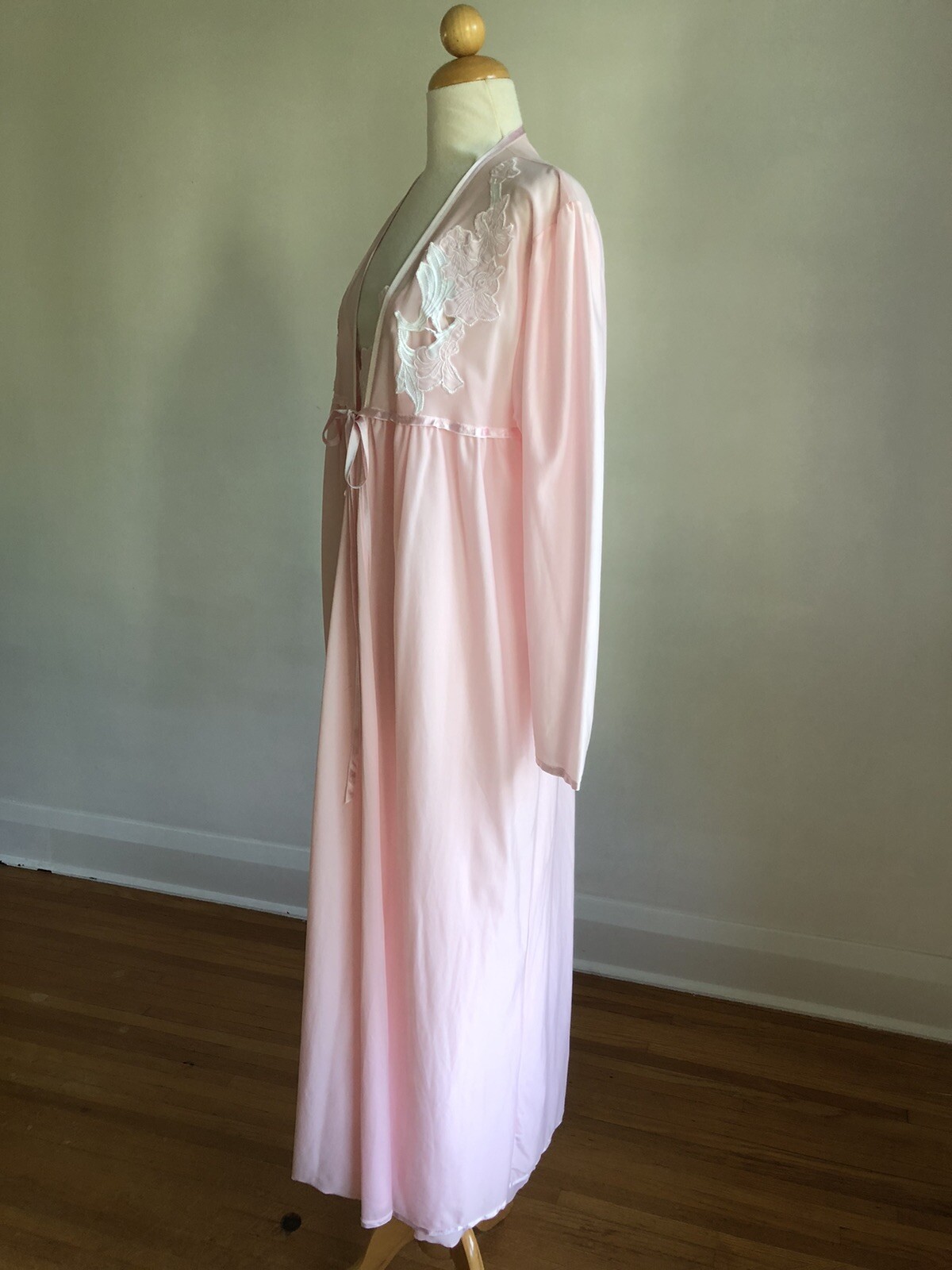 GORGEOUS VTG Made in Yugoslavia Pink White Floral Applique Nightgown Peignoir M