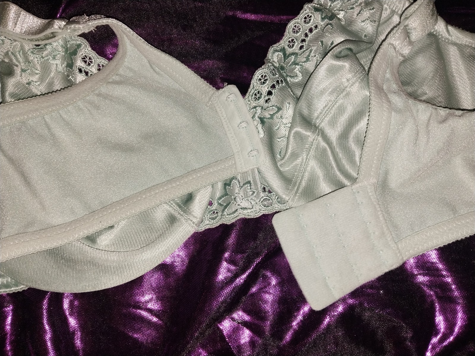VTG SATIN SHINY VANITY FAIR MINT EMBRD FLOWER UW T SHIRT BRA 36C SEMI POINTY CUP