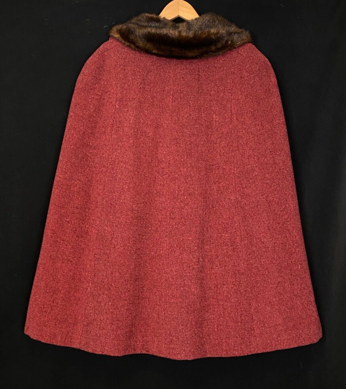 Vintage maroon wool cape, brown faux fur collar, burgundy pink red 1960s 1970s