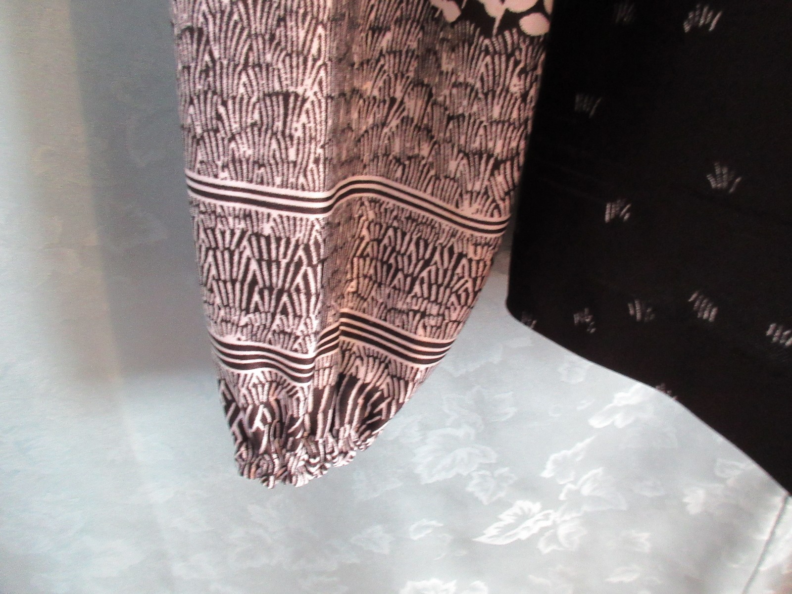 VTG 70’s Lady Arrow Blouse Size Large B&W Print