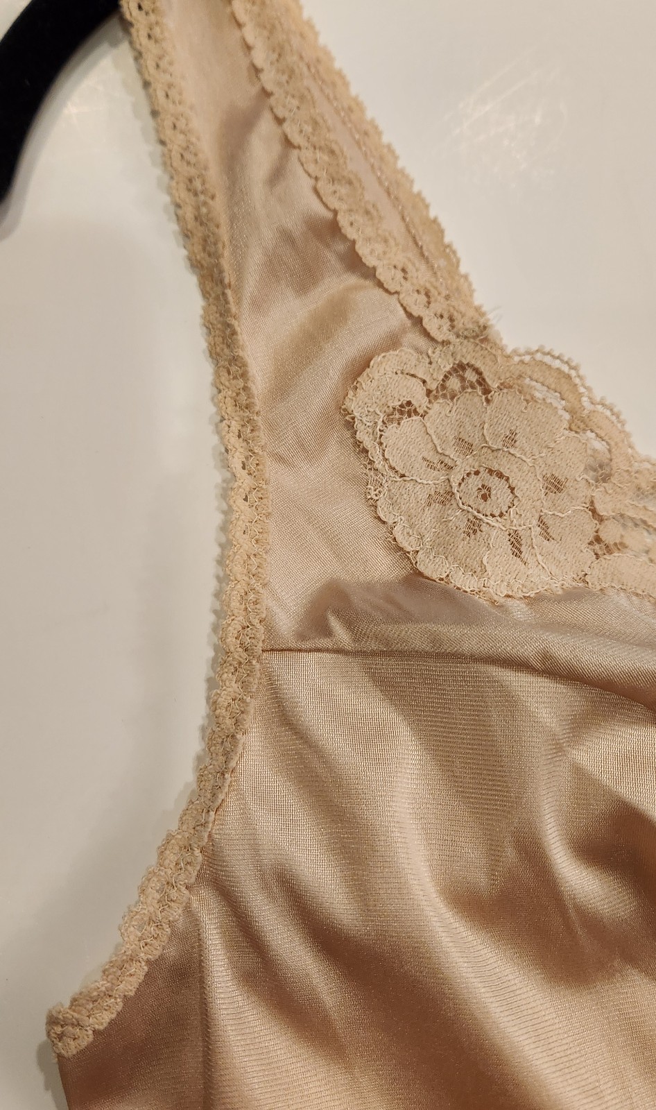 Vintage VASSARETTE Camisole Tank Top Beige Sz 32/XS Silky Nylon V-Neck Lace Trim