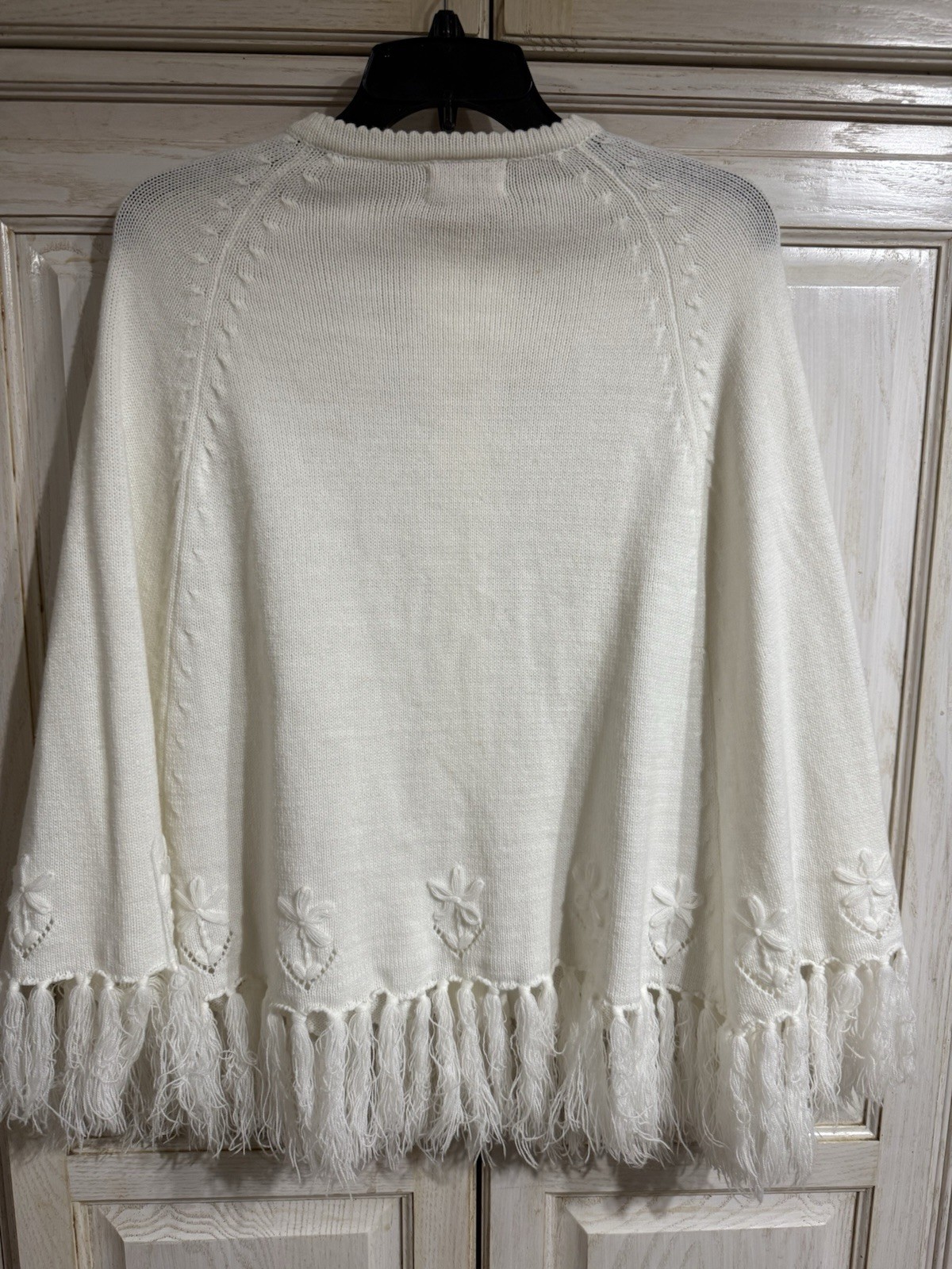 VTG 70’s White Hand Knit Boho Poncho CapeSweater Button Arm Holes Fringe Sz Med