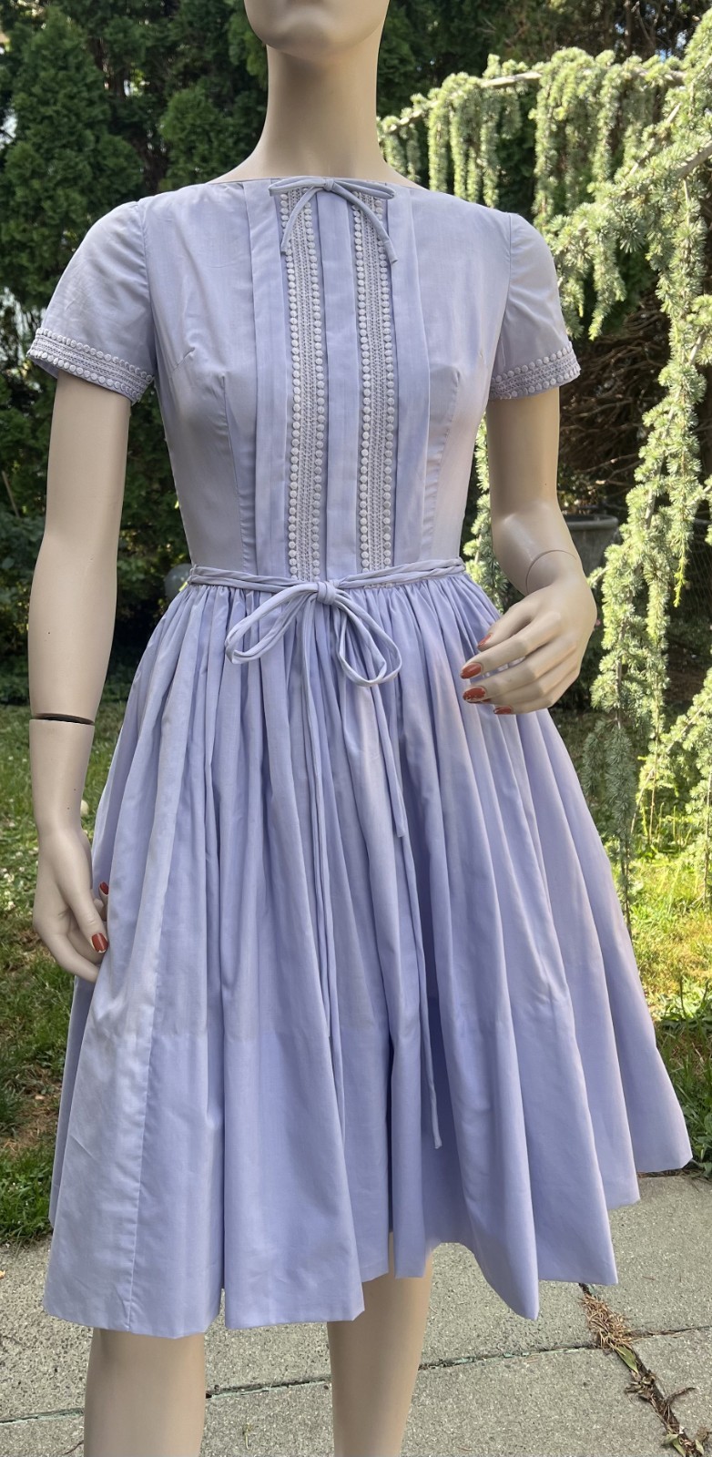 VINTAGE 1950’s LAVENDER COTTON W/ CENTER PLEATS & LACE TRIM