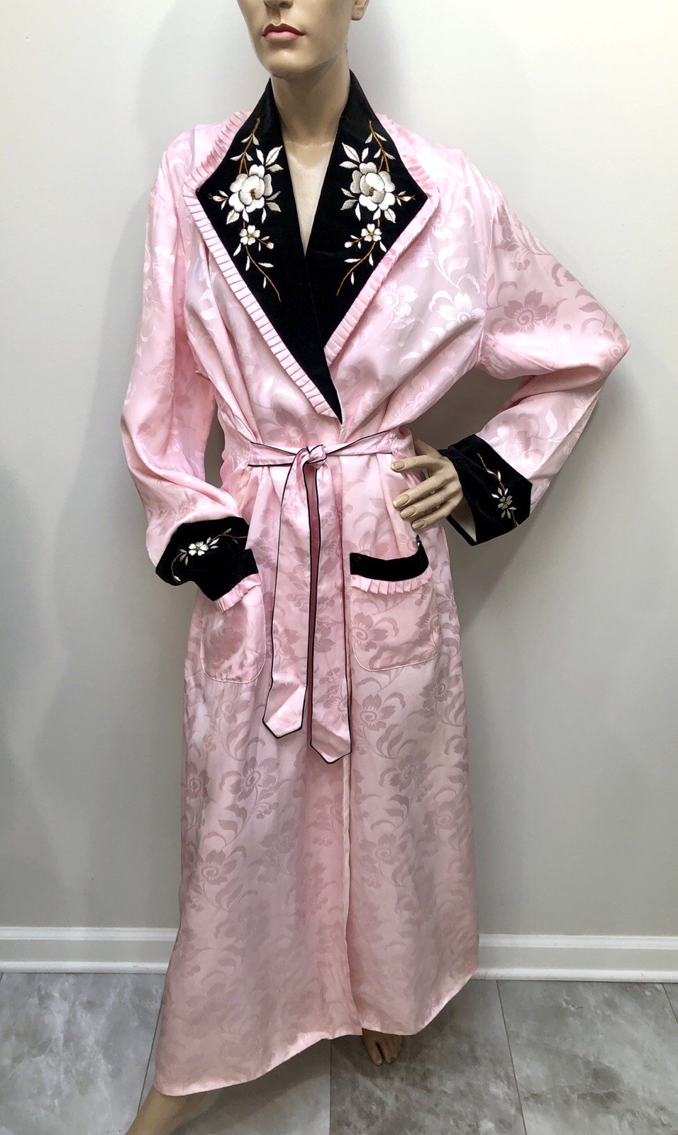 VTG 1940s 50s Cusp PINK RAYON Jacquard & VELVET Embroidered DRESSING GOWN Robe