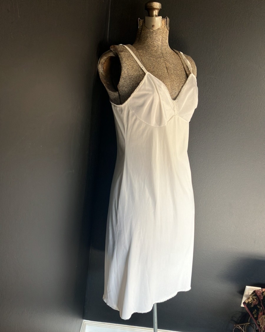 Vintage Vanity Fair Plain White Nylon Slip Size 34 1990s 2000s Lingerie
