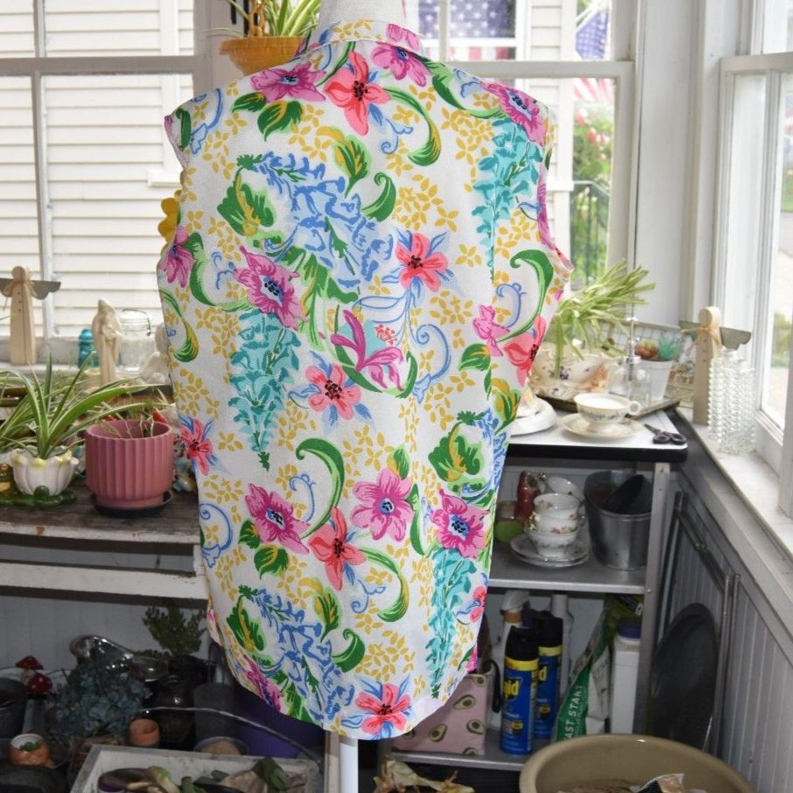 Vintage 70s Floral Sleeveless Blouse XL Button Patch Pockets Cottagecore