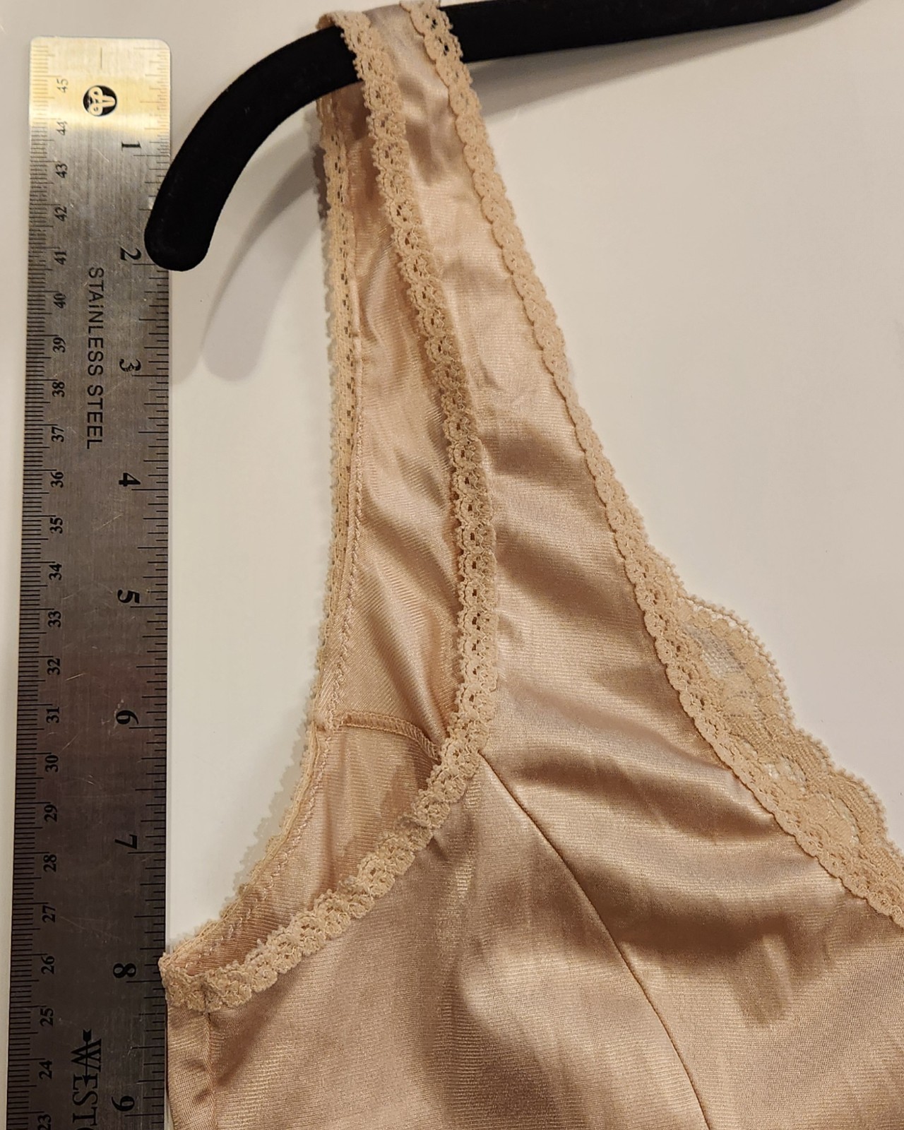 Vintage VASSARETTE Camisole Tank Top Beige Sz 32/XS Silky Nylon V-Neck Lace Trim