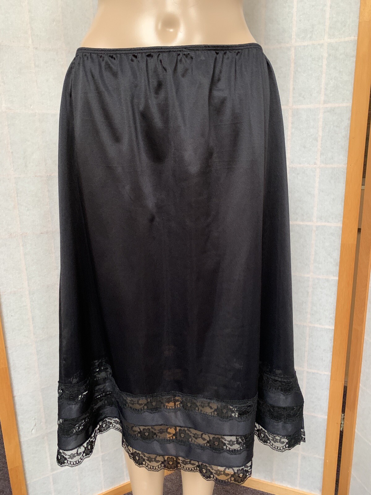 VINTAGE ~MOVIE STAR 100% NYLON BLACK HALF SLIP~SIZE 22/24~USA~ SEE MEASUREMENTS