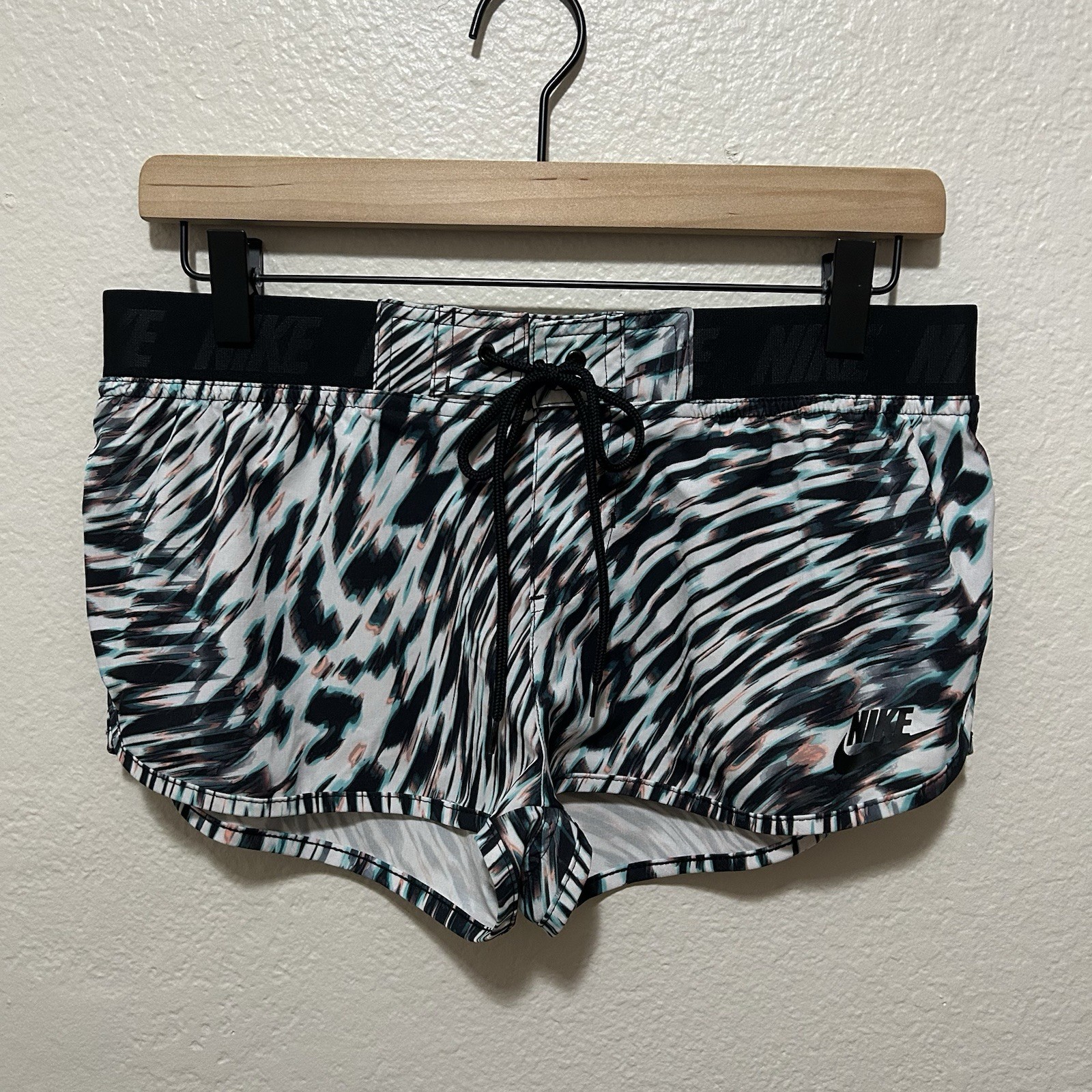 Nike Red Tag Y2K Board Shorts Women’s Medium Abstract Print Surf Skater
