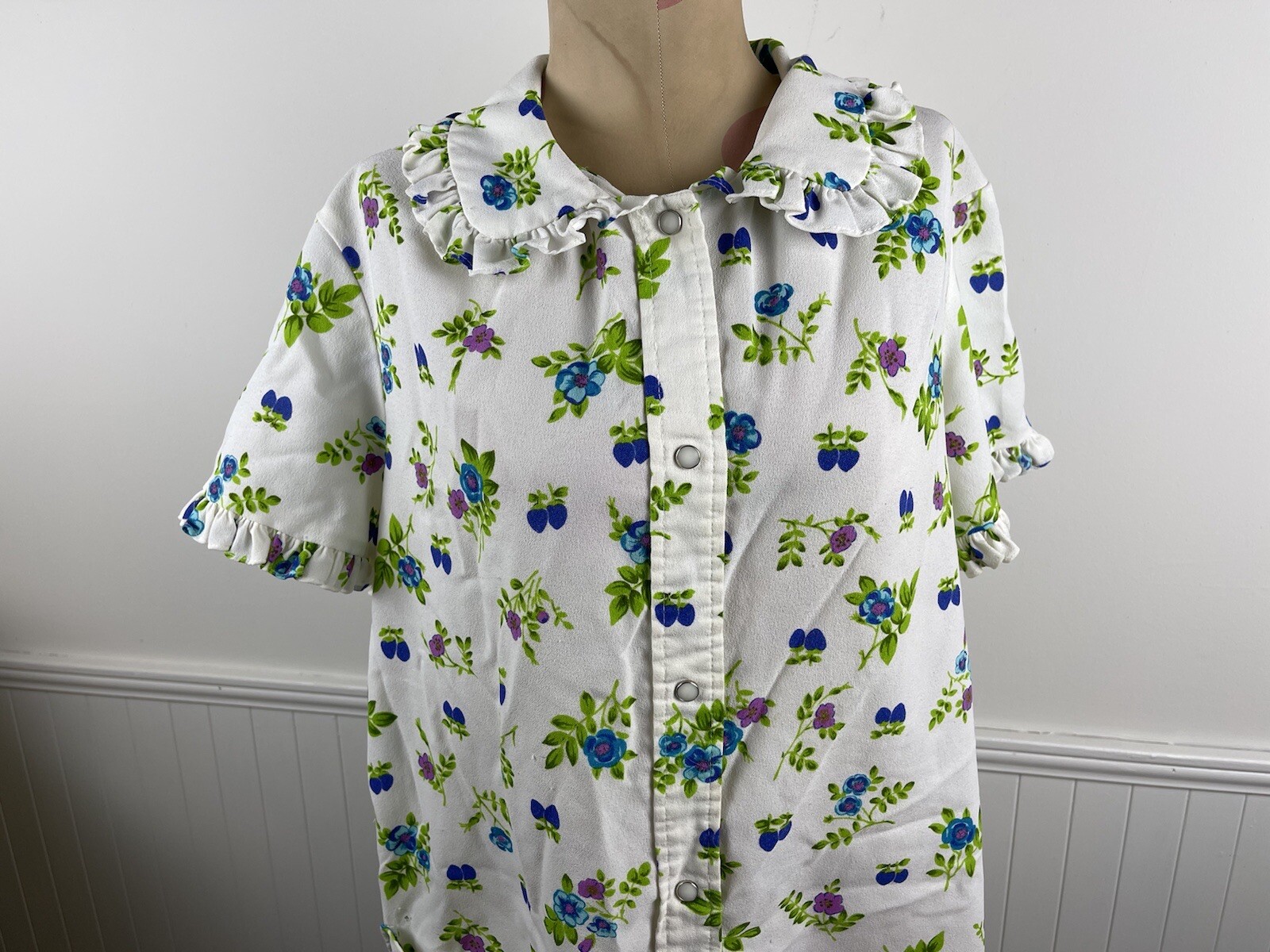 Vintage Ladies’ Off White With Blue & Purple Flowers & Strawberries Housecoat