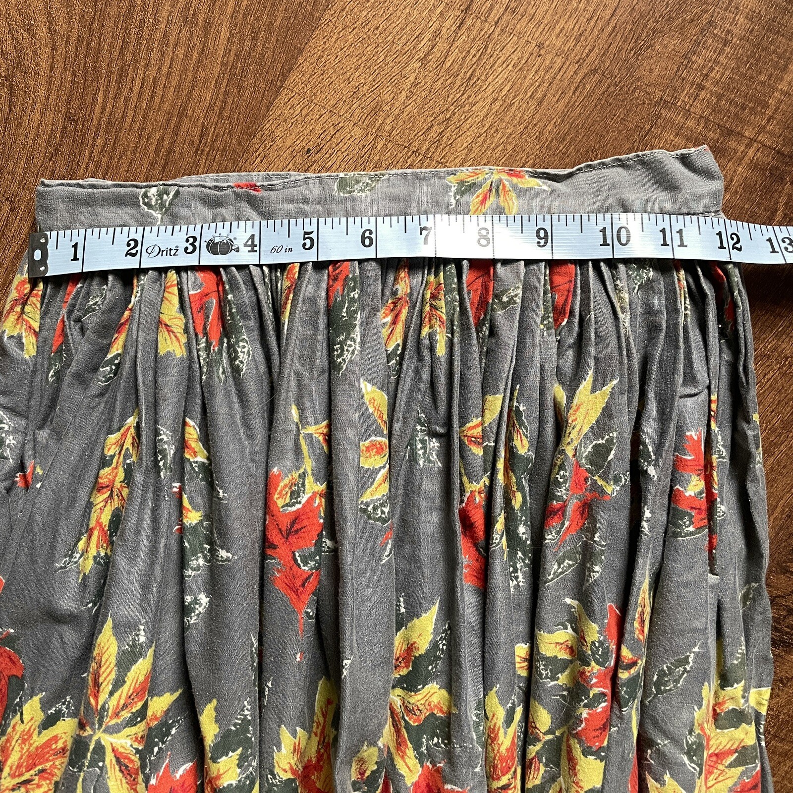 Vintage 1950s Border Novelty Print Autumn Leaves Nature Full Skirt Red Orange