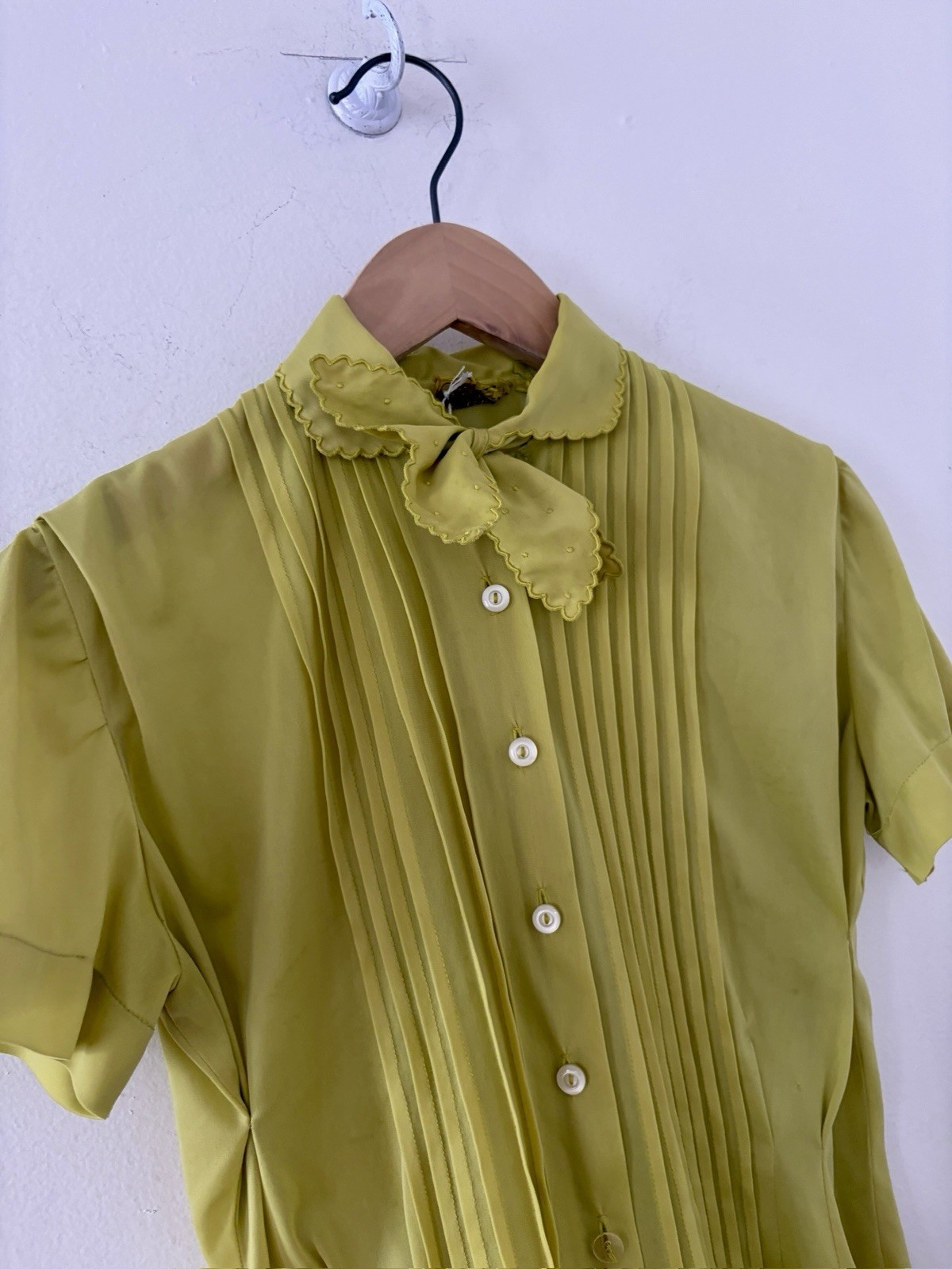 40s 50s Chartreuse Hand Embroidered Nylon Bow Tie Collar Shirt Tailored Pintucks