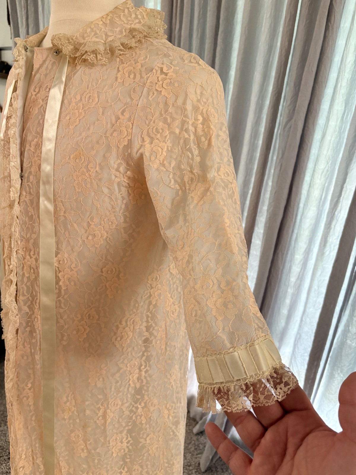 Keyloun Dressing Gown, Old Hollywood Robe, 50’s to 60’s Vintage Lace Robe Medium