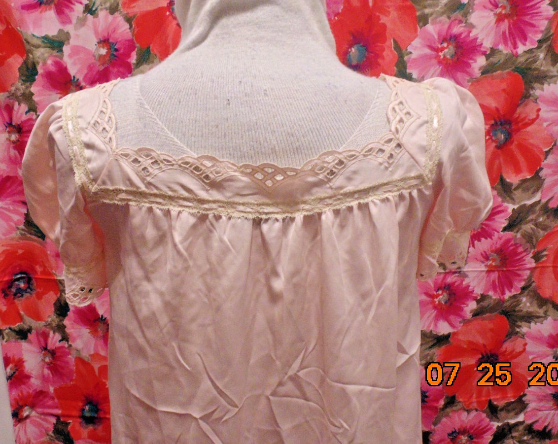 VTG Bert Yelin for Iris Pink Satin Long Night Gown Lace Eyelet Ribbon Trim SZ S