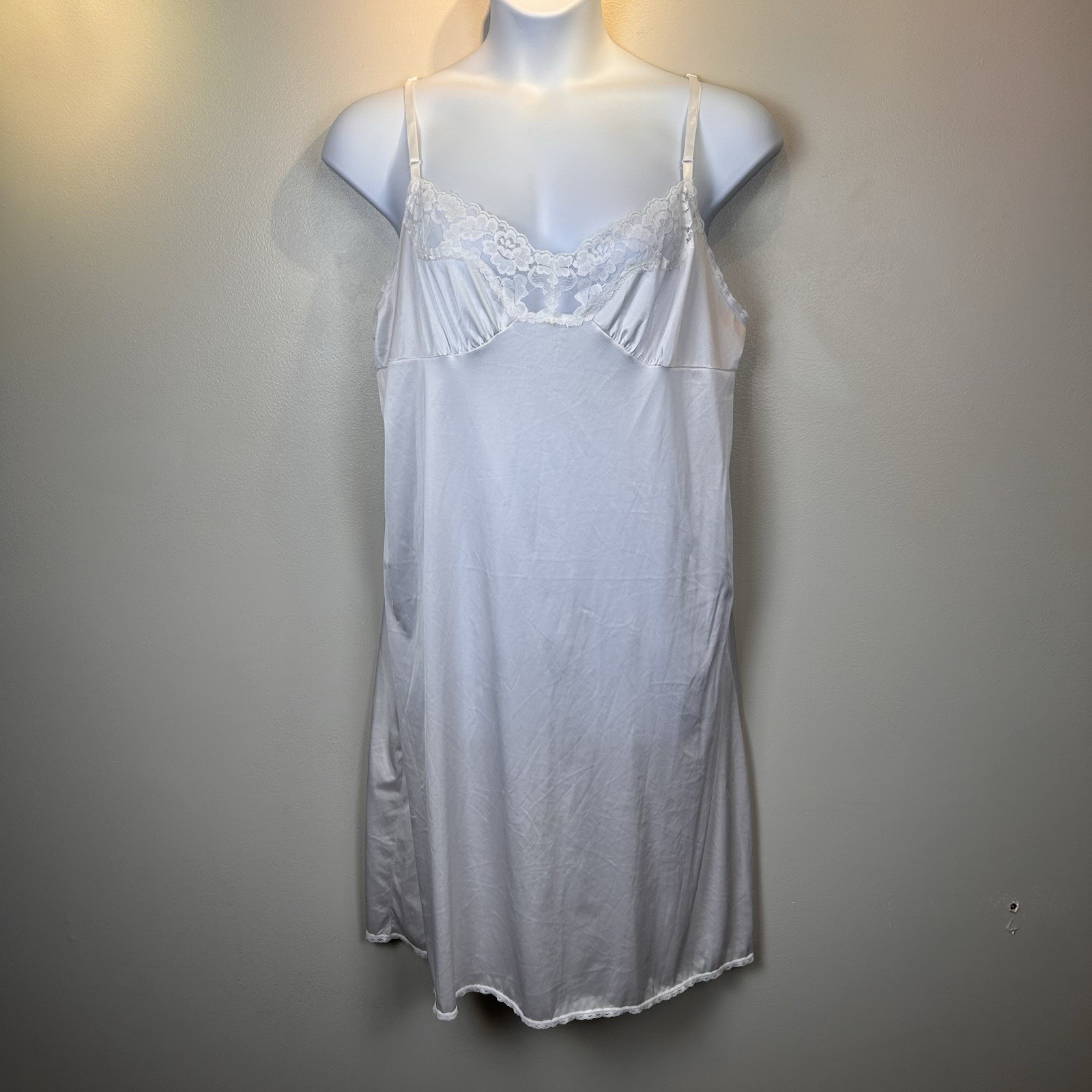 VASSARETTE Size 28″ 44/50 White Nylon Floral Lace Adjustable Strap Slip Dress